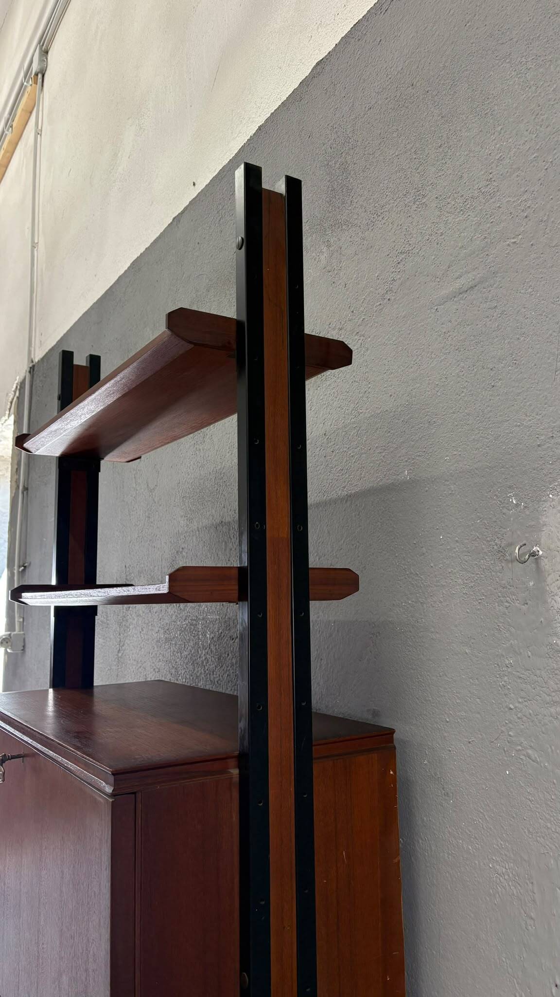 Unité murale modulaire moderne du milieu du siècle, cabinet de rangement en placage et métal noir, années 1960, Europe