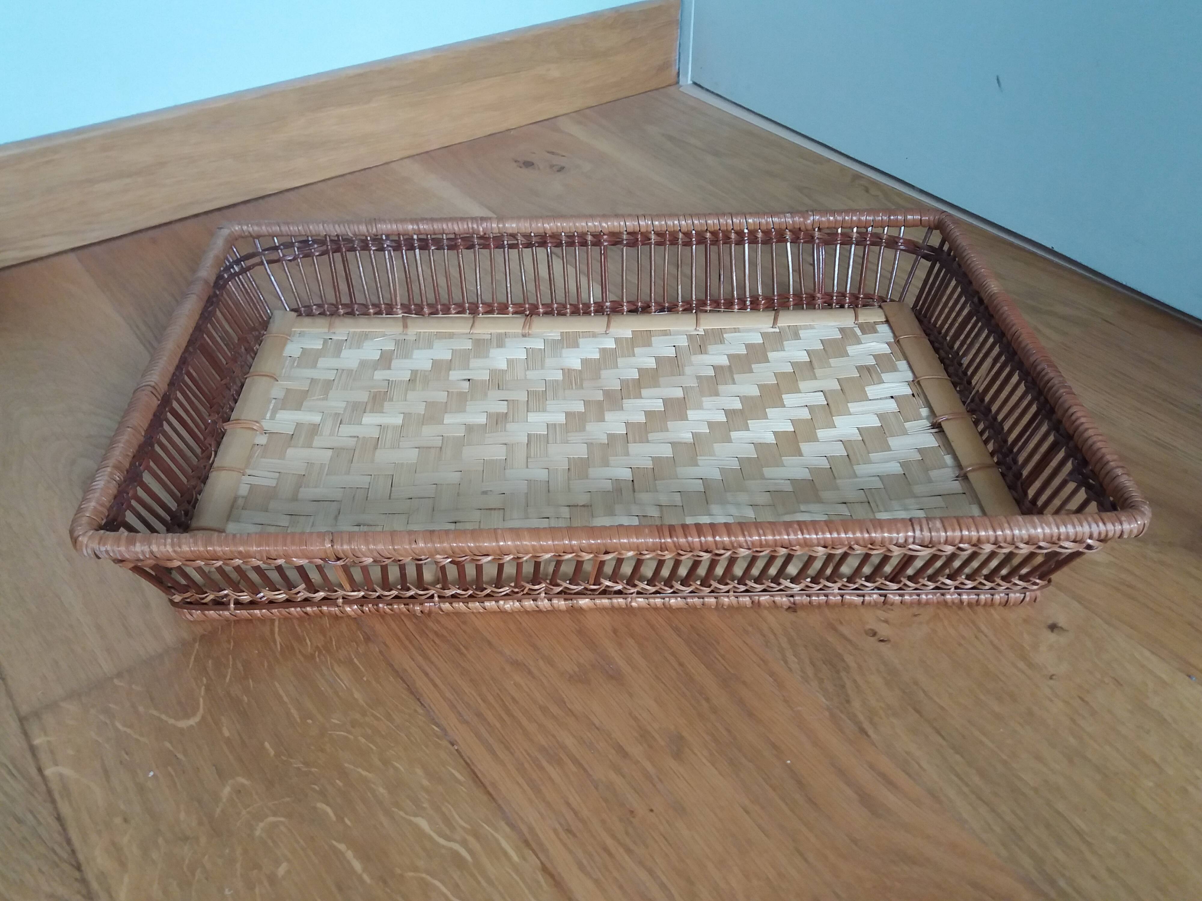 Wicker presentation basket tray