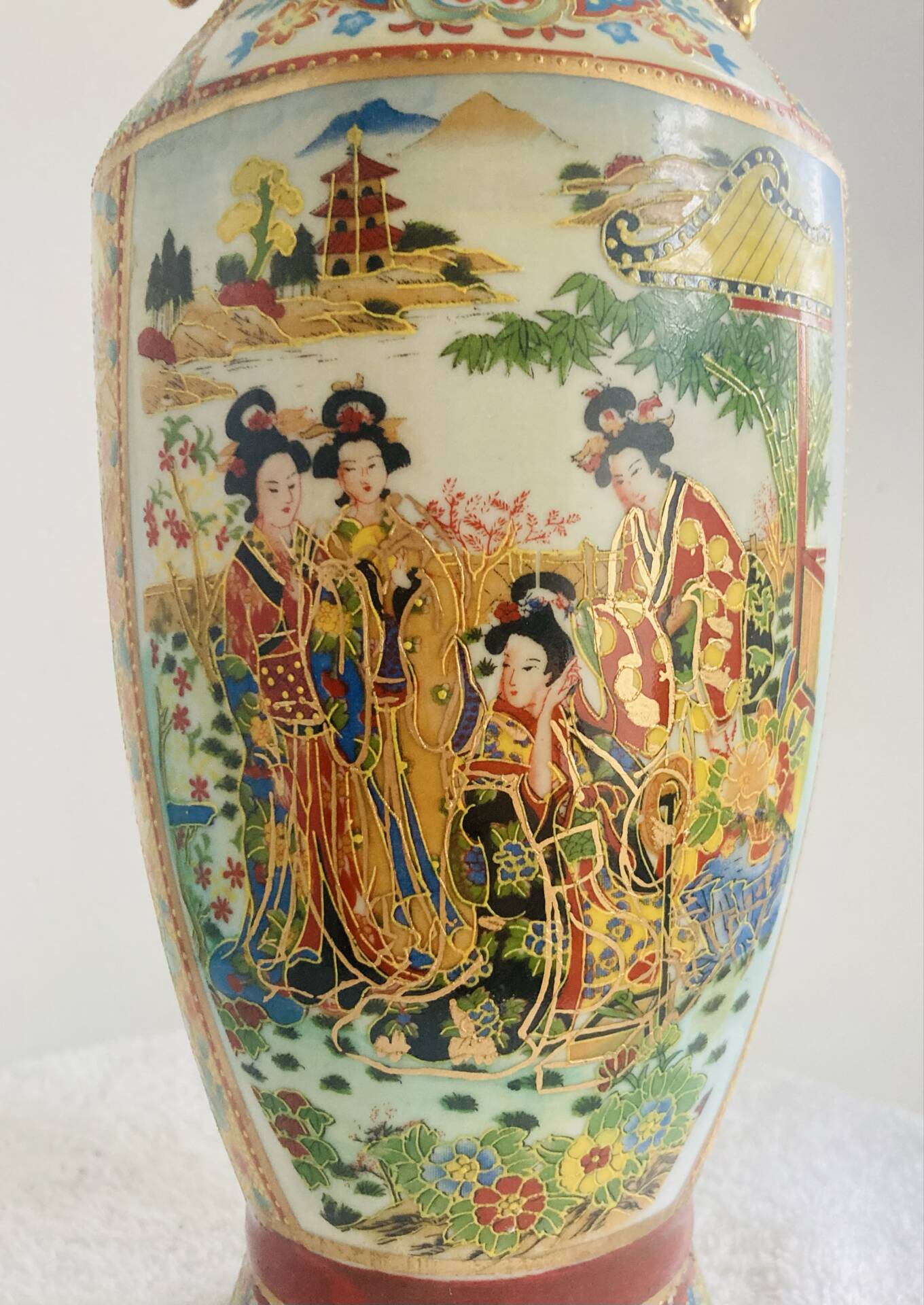 Antique Japanese Satsuma vase, 19th - early 20th century, decorated with geishas.