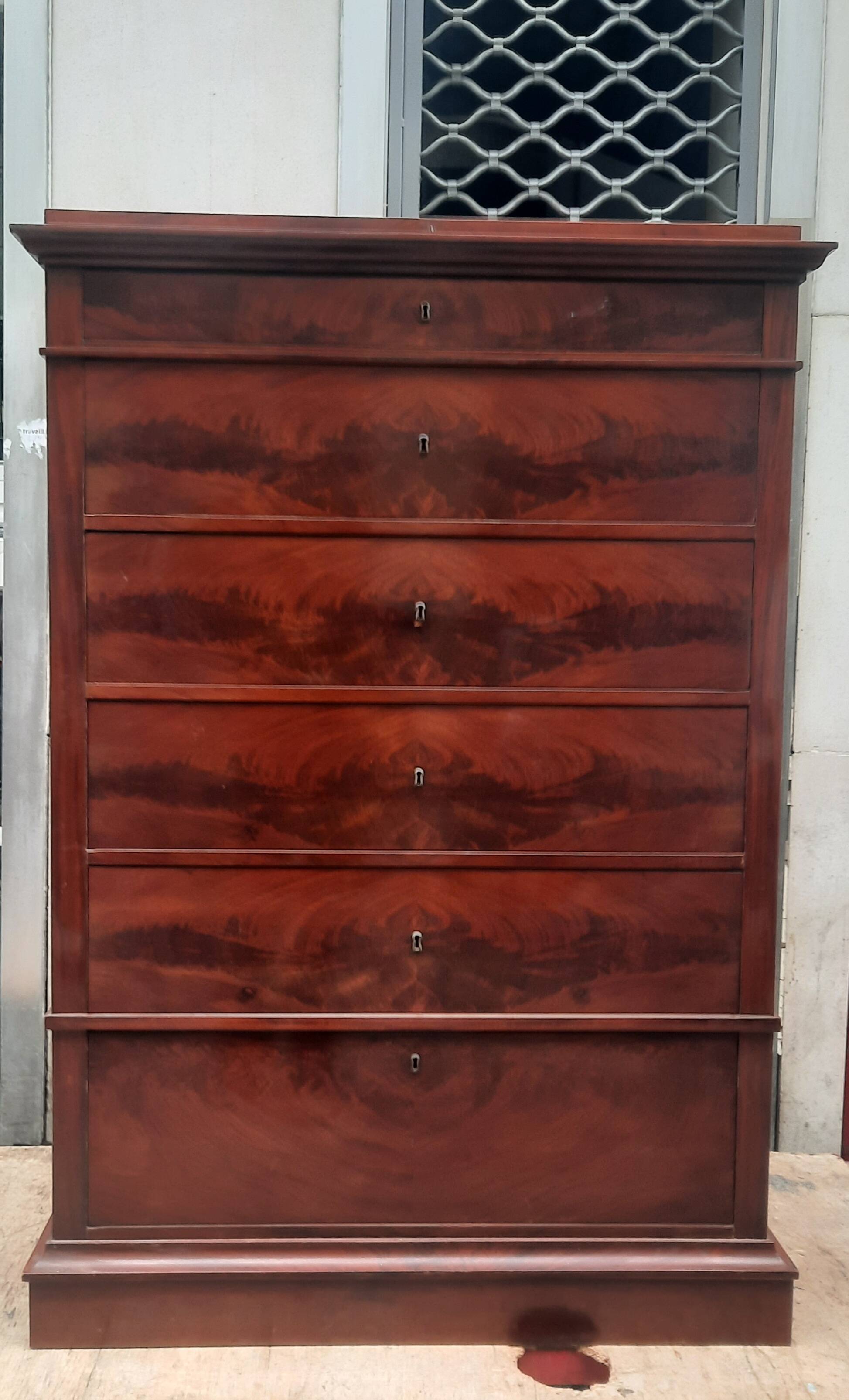 Flamed mahogany chest of drawers with 6 drawers