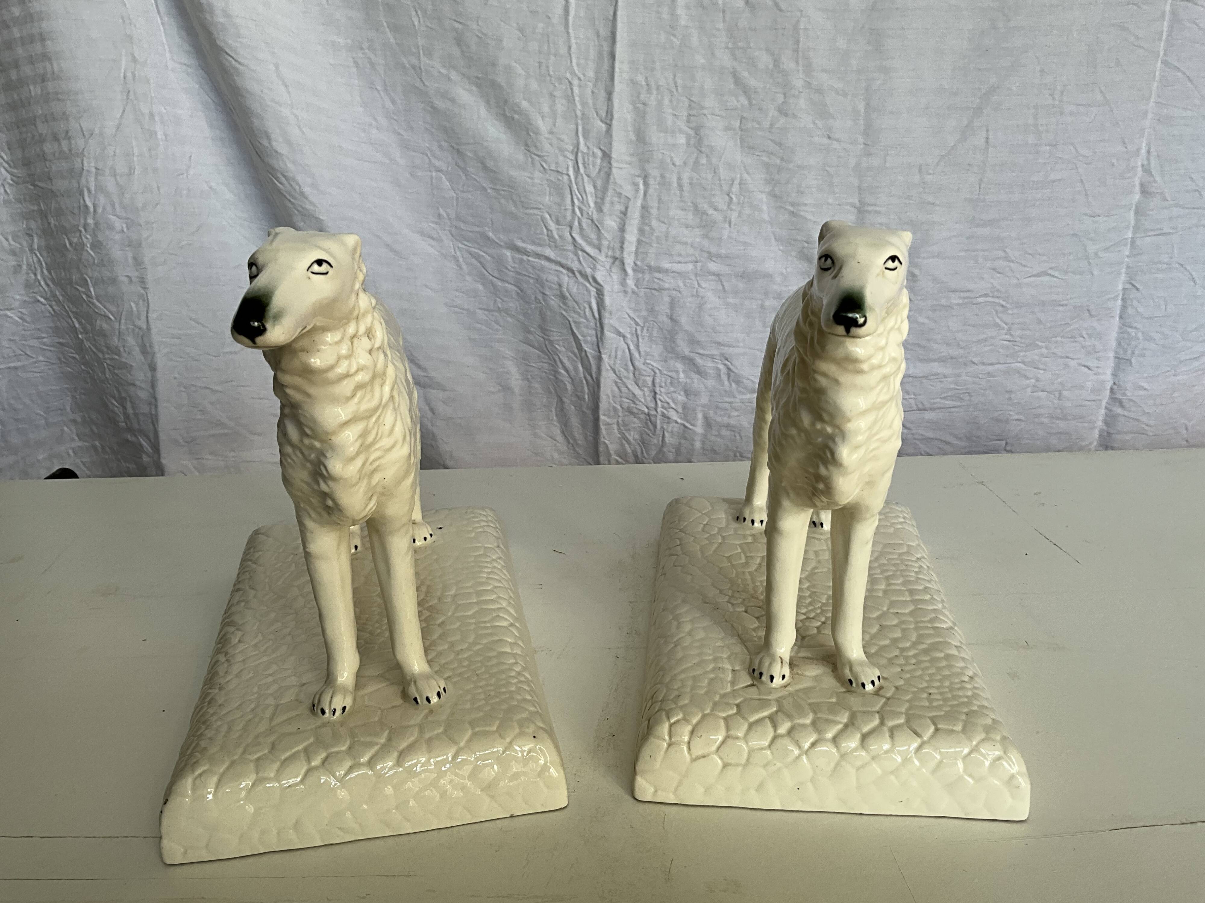 Rare paire de figurines en porcelaine de greyhound/borzoi. Tchécoslovaquie