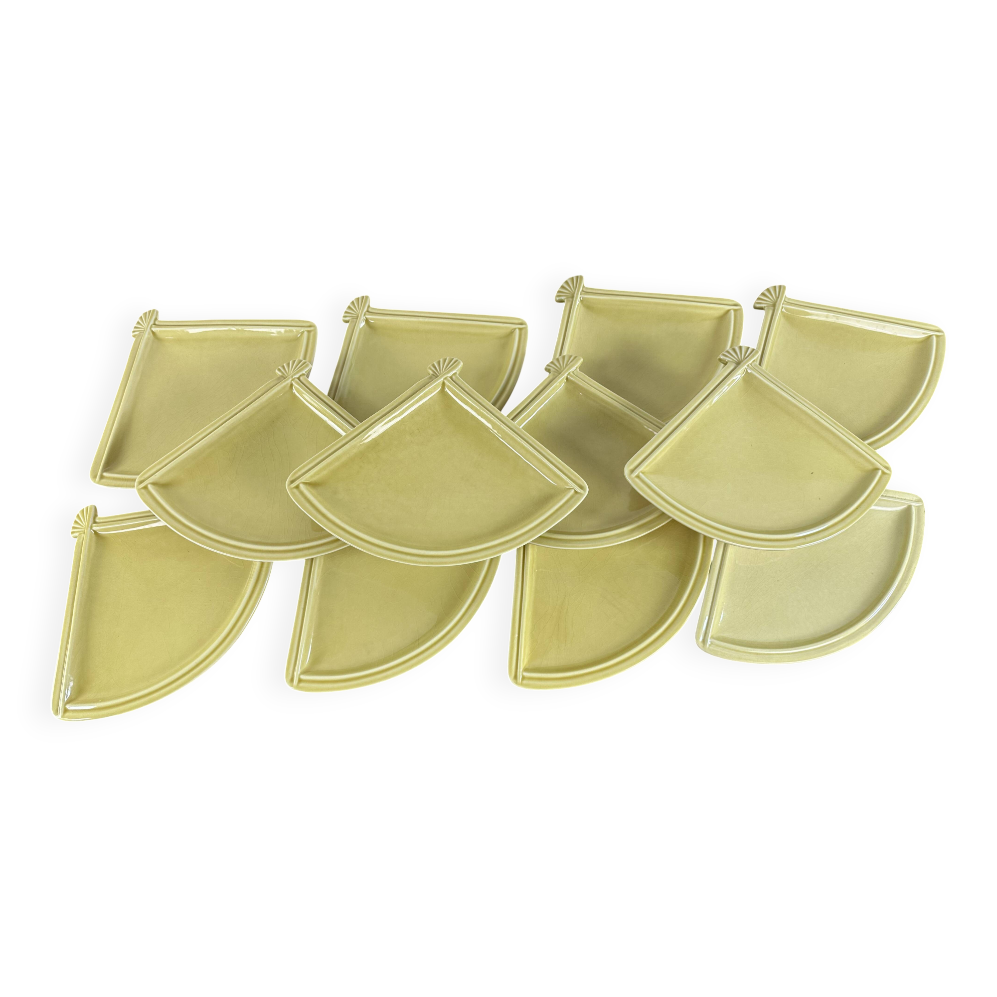 Service of 12 vintage fan plates from the 1960s.