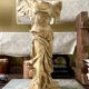 "Victoire de Samothrace", statuette en plâtre beige