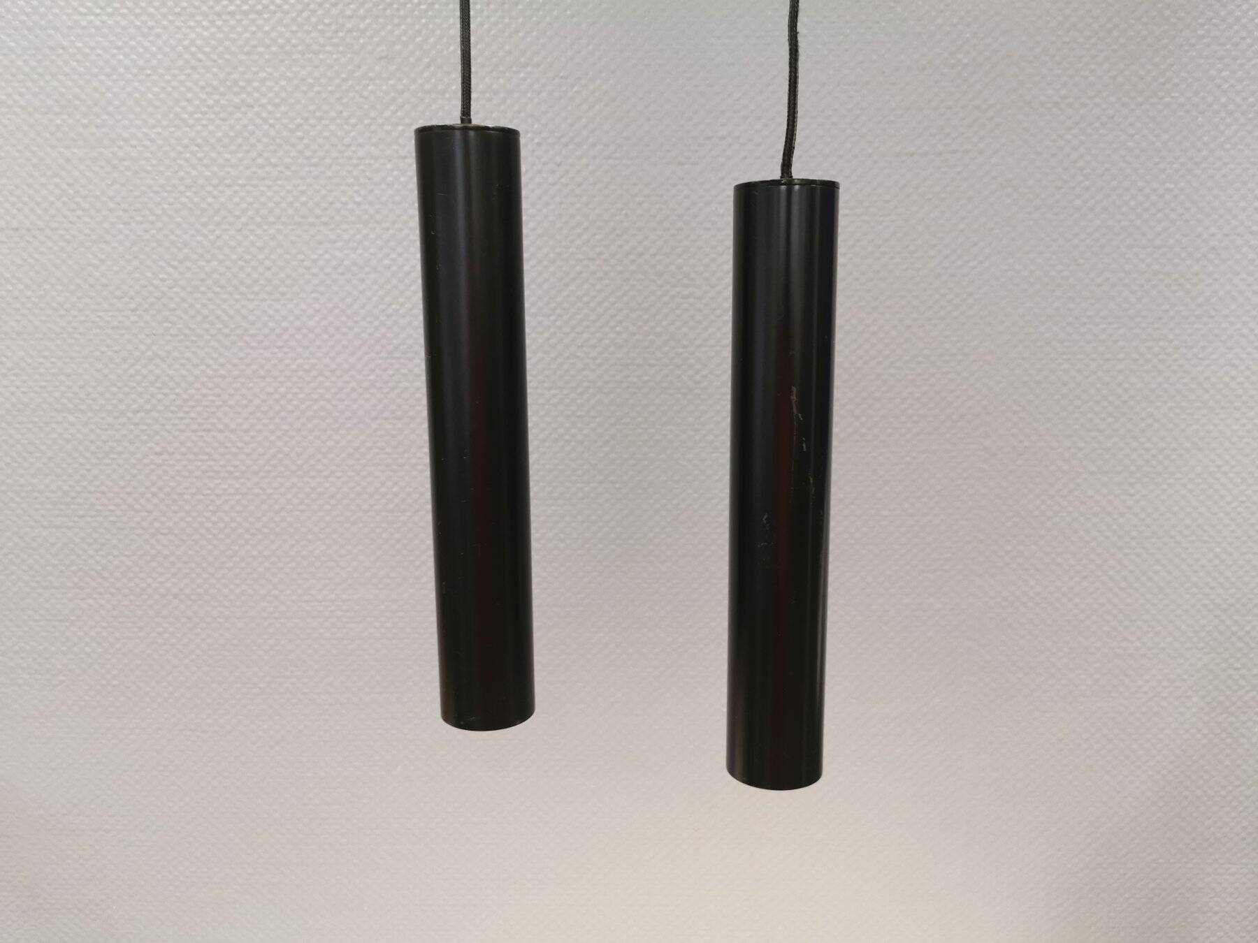 Deux suspensions de forme cylindrique en laque noire