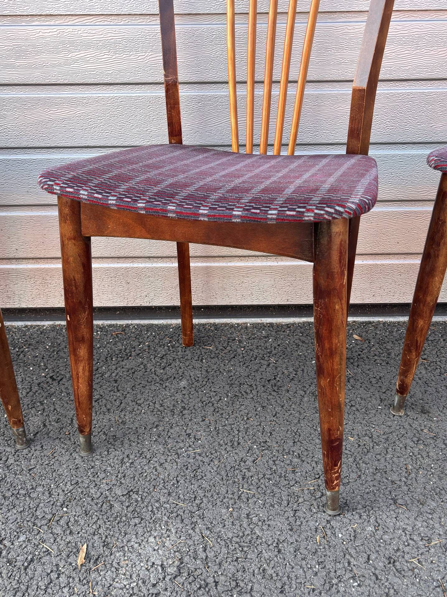 Set of 5 Scandinavian chairs in wood and checked fabric.