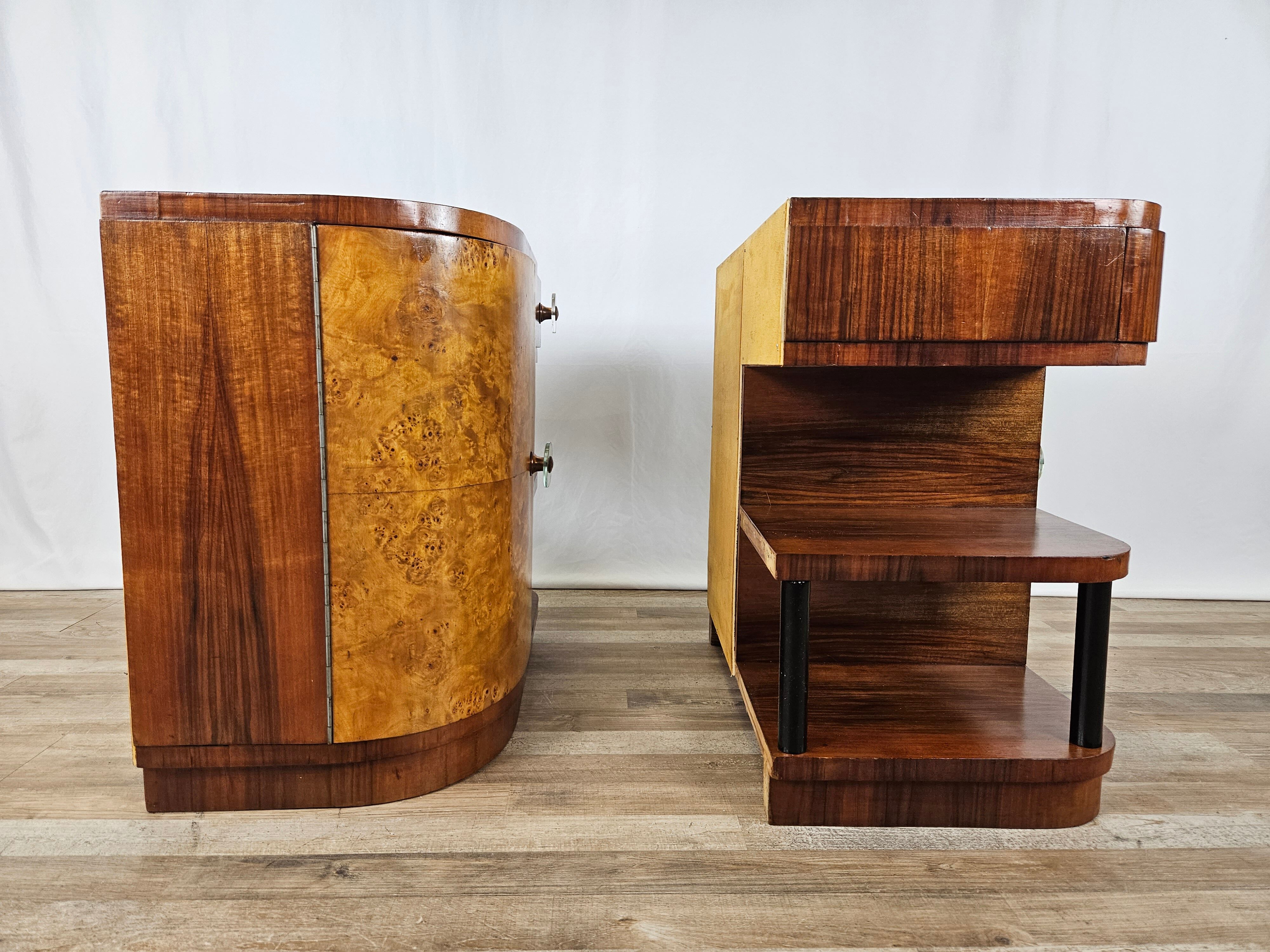 Pair of Art Decò bedside tables in walnut and thuja