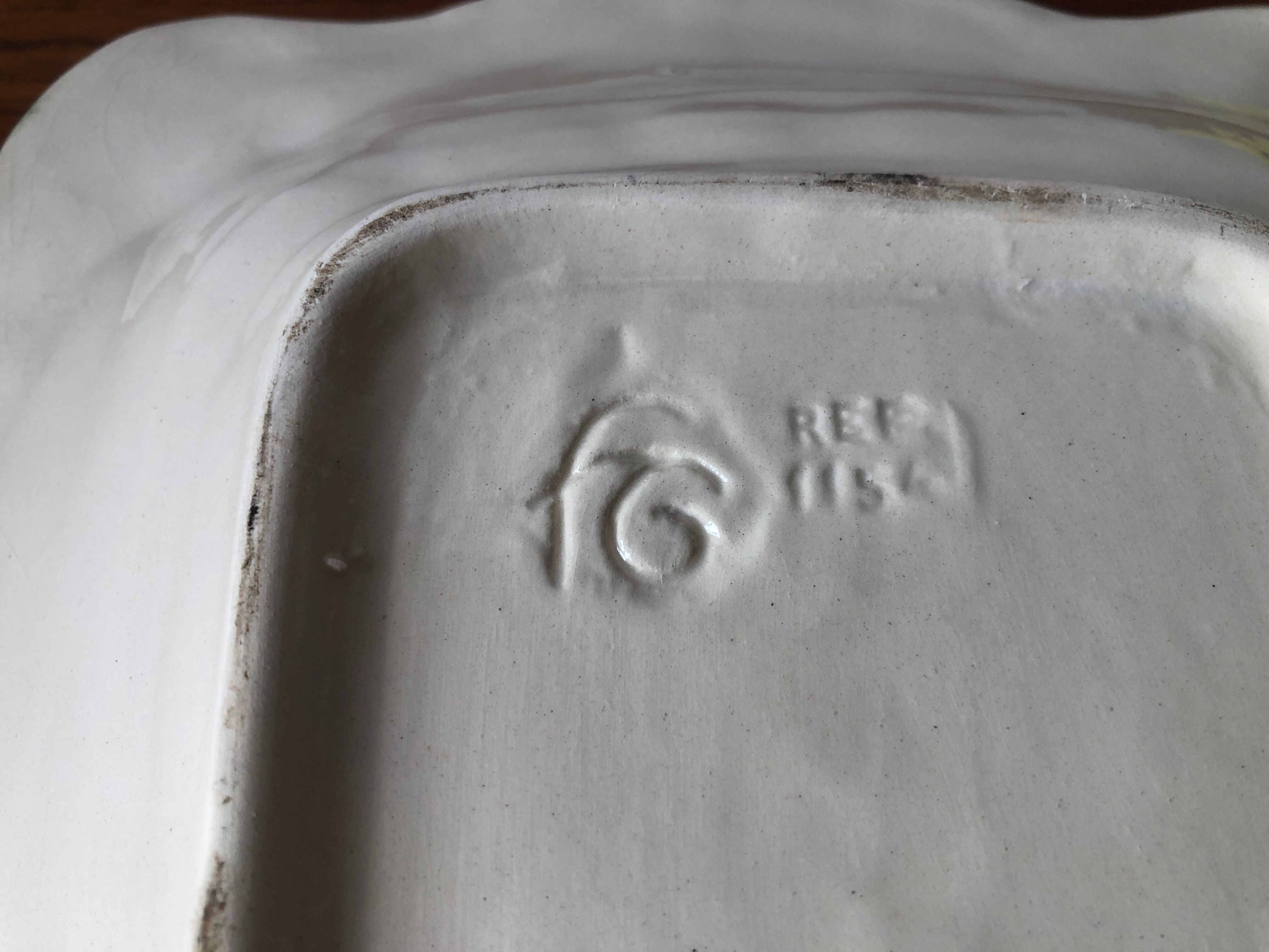 Asparagus dish with integrated drainer