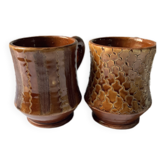 2 vintage mugs