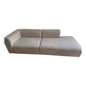 sofa, il y a des magazines.