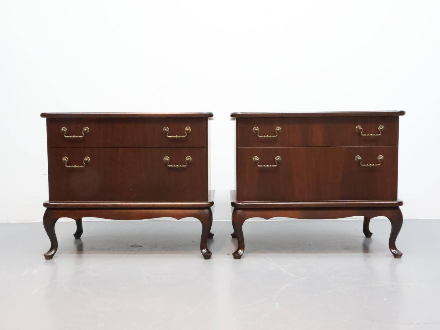 Ensemble de grande table de nuit style Queen Ann.
