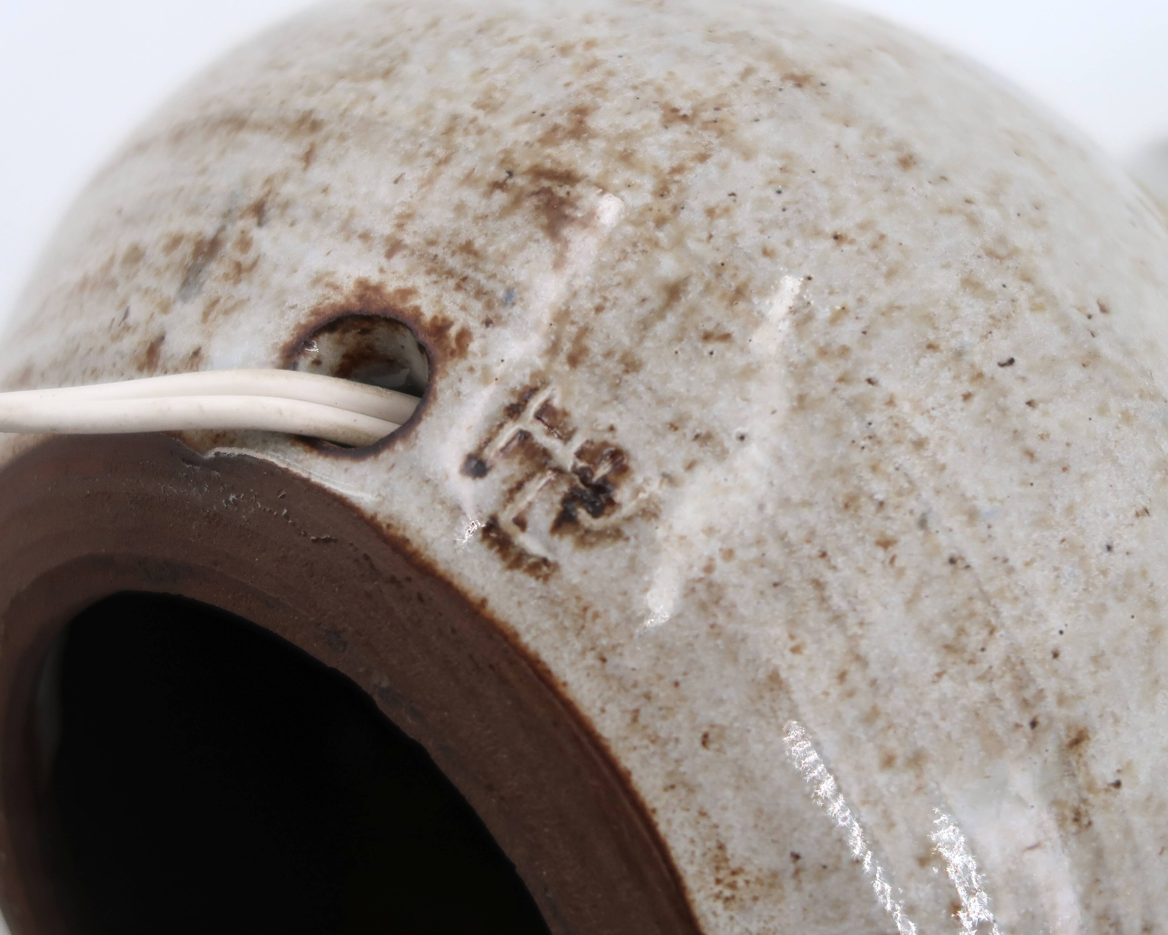 Lampe de potier en grès gris beige signée, céramique artisanale années 70