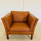 Fauteuil lounge scandinave vintage en cuir cognac, style milieu du siècle