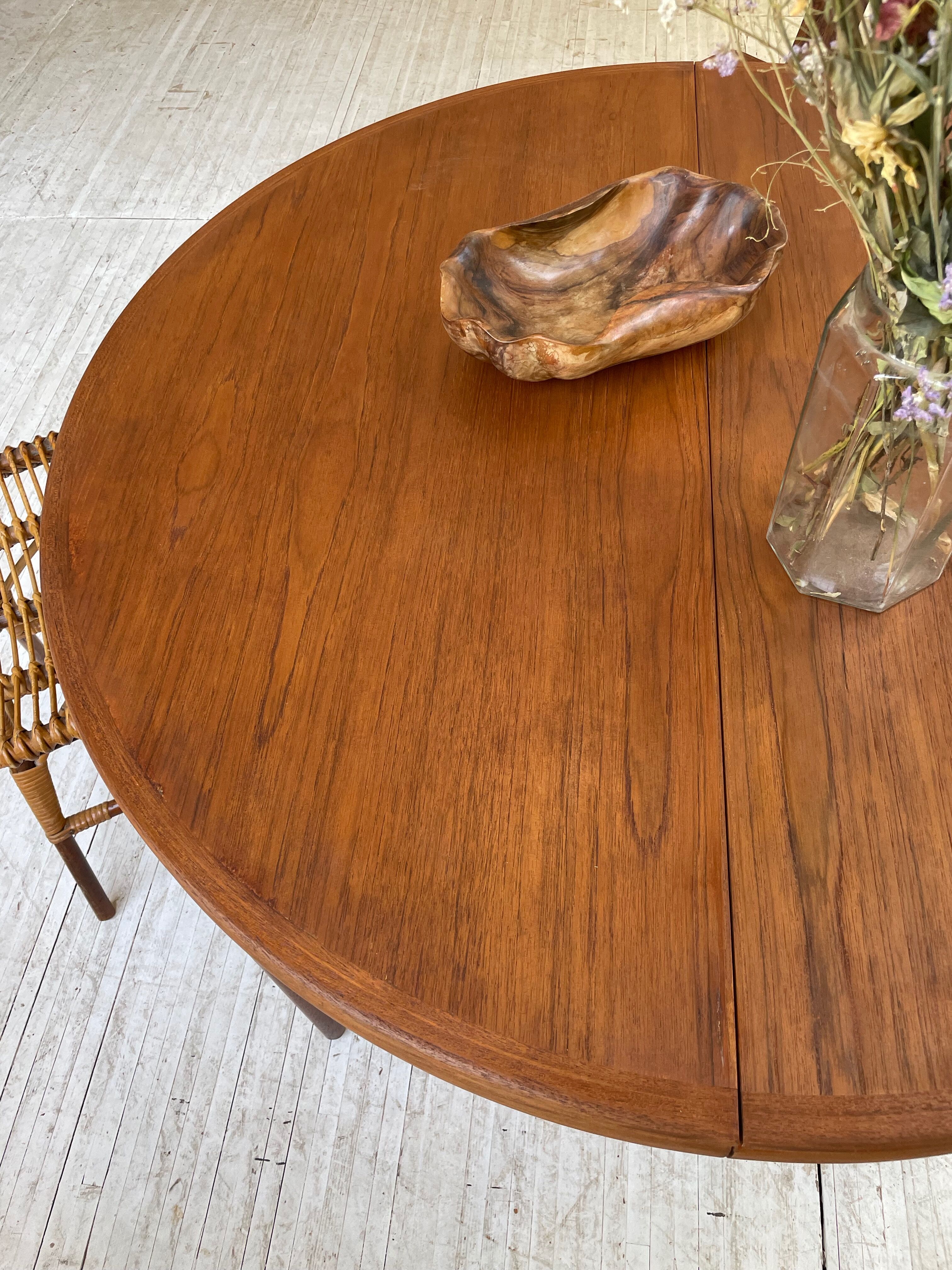 Round table 120-230 cm scandinavian samcom arne hovmand olsen