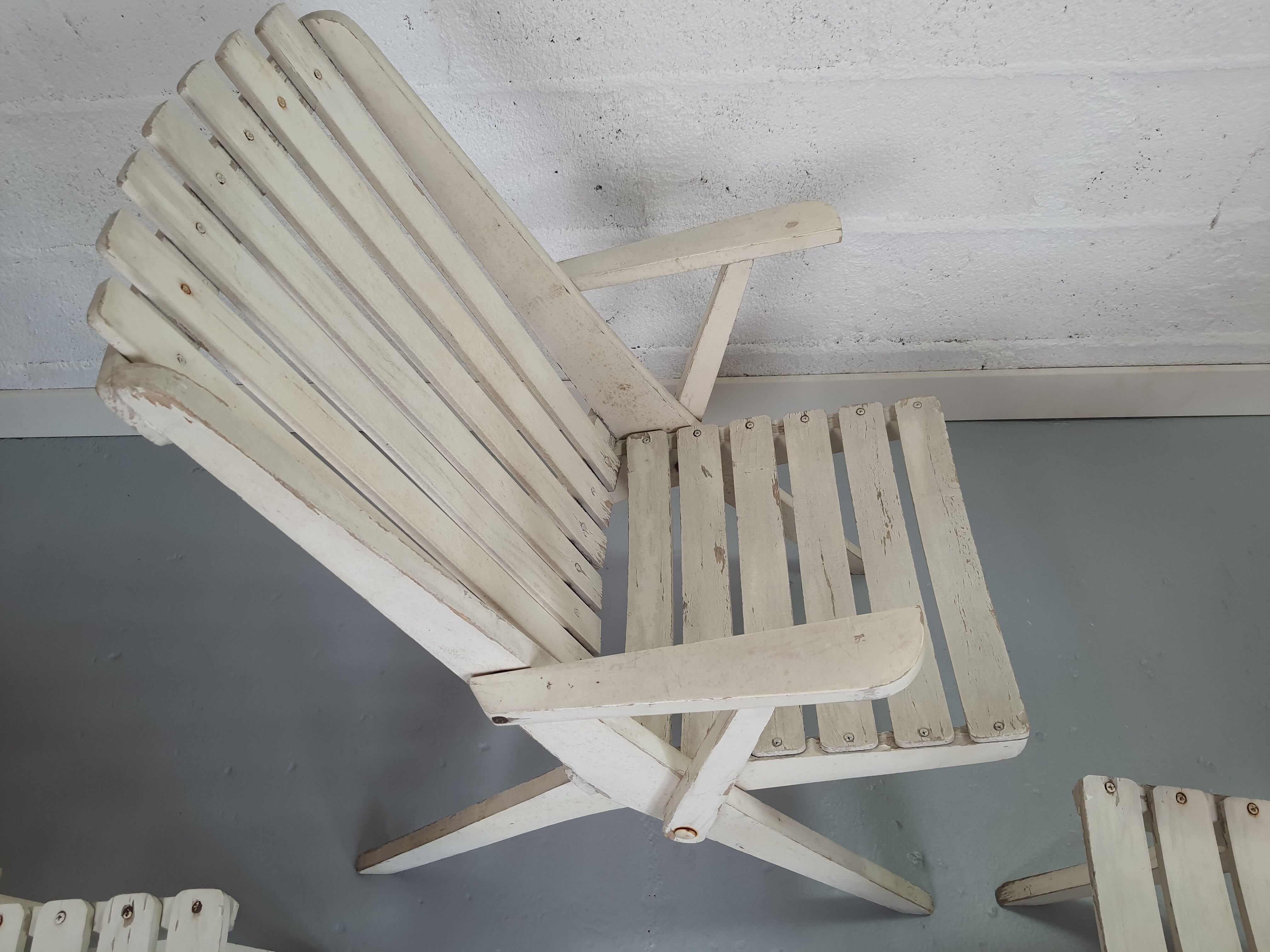 Lot 5 garden armchairs in vintage white wood