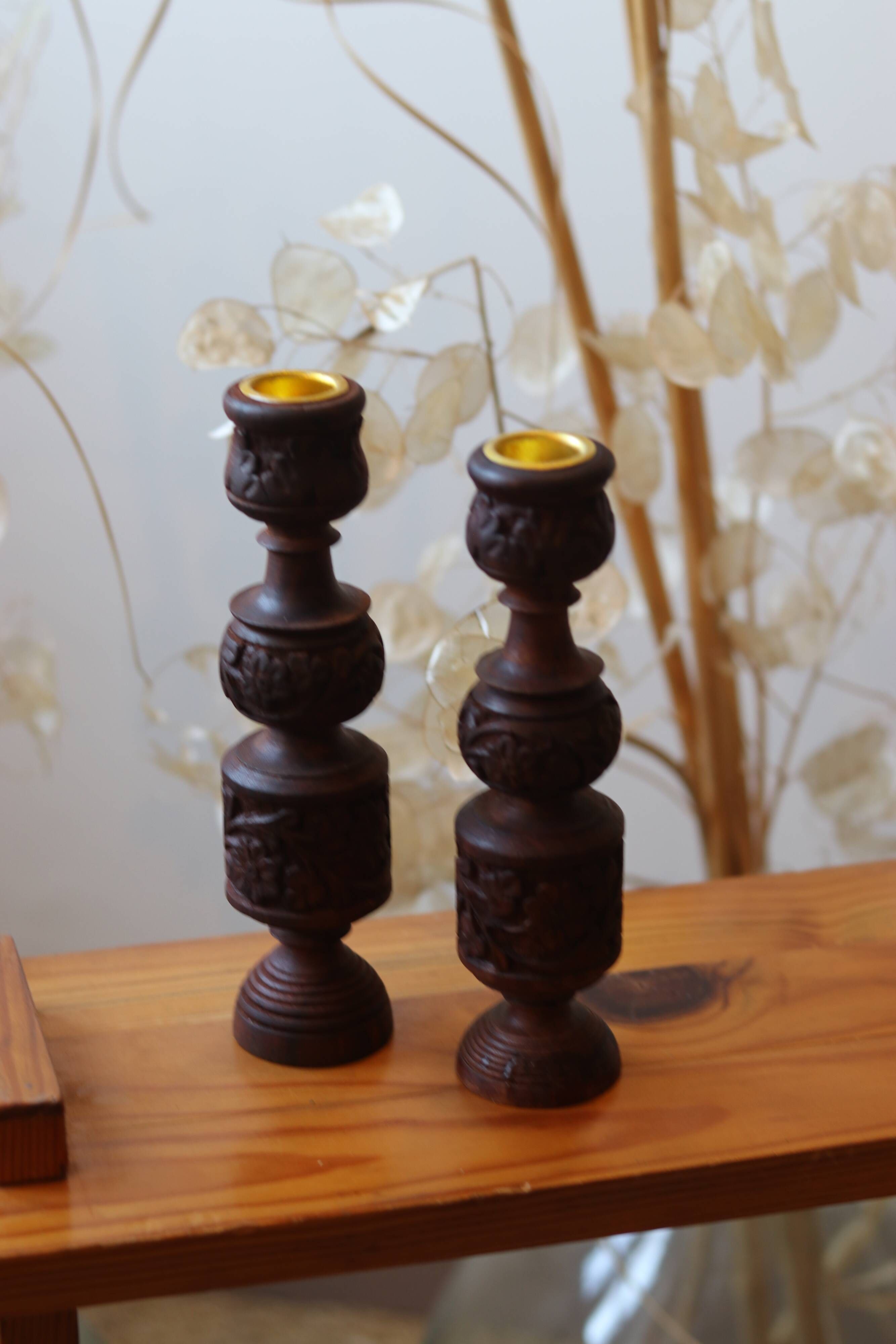 Paire de bougeoirs en bois tourné et sculpté