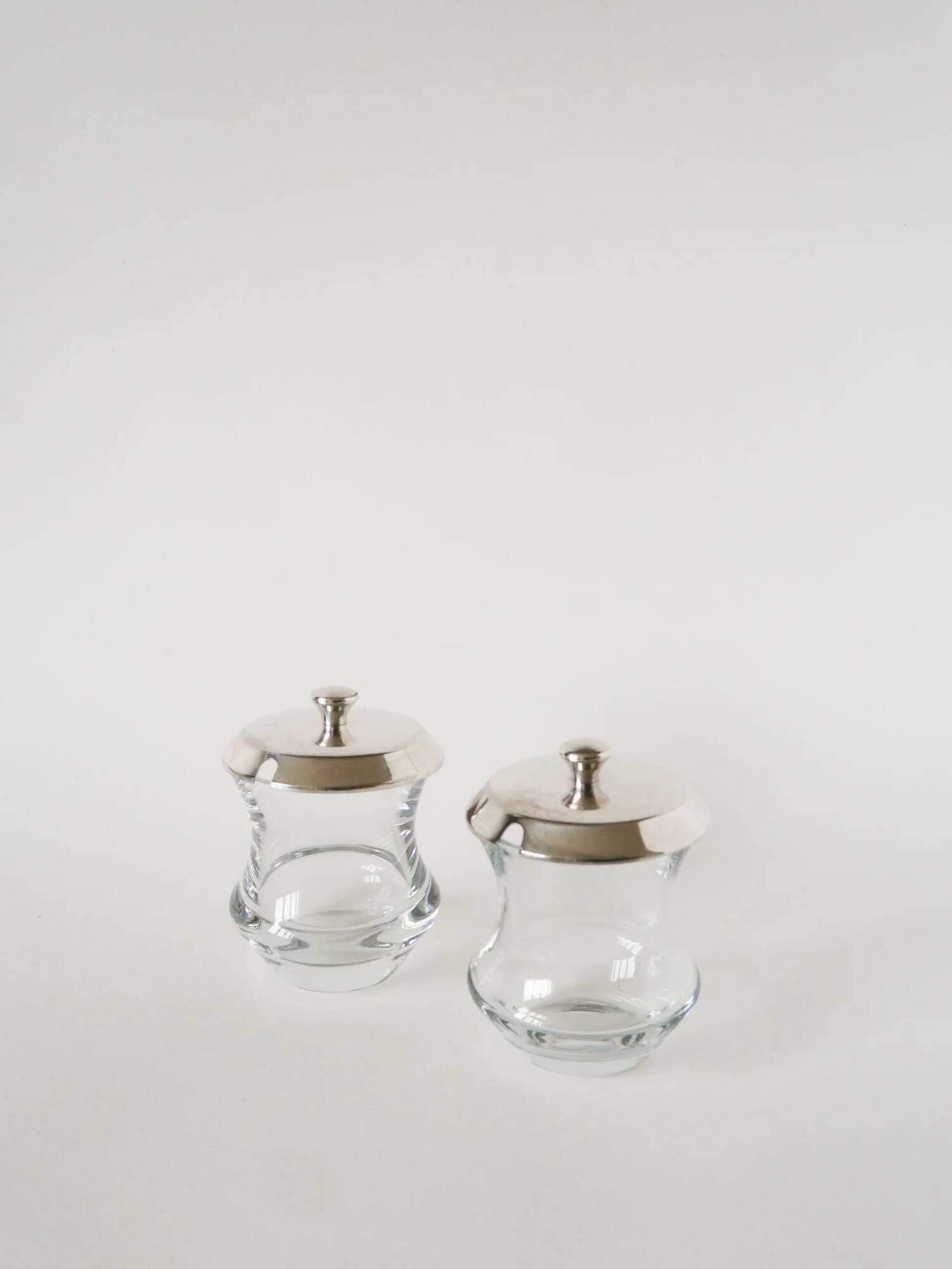 Pair of crystal and silver-plated condiment pots, Saint Hilaire, 1960.