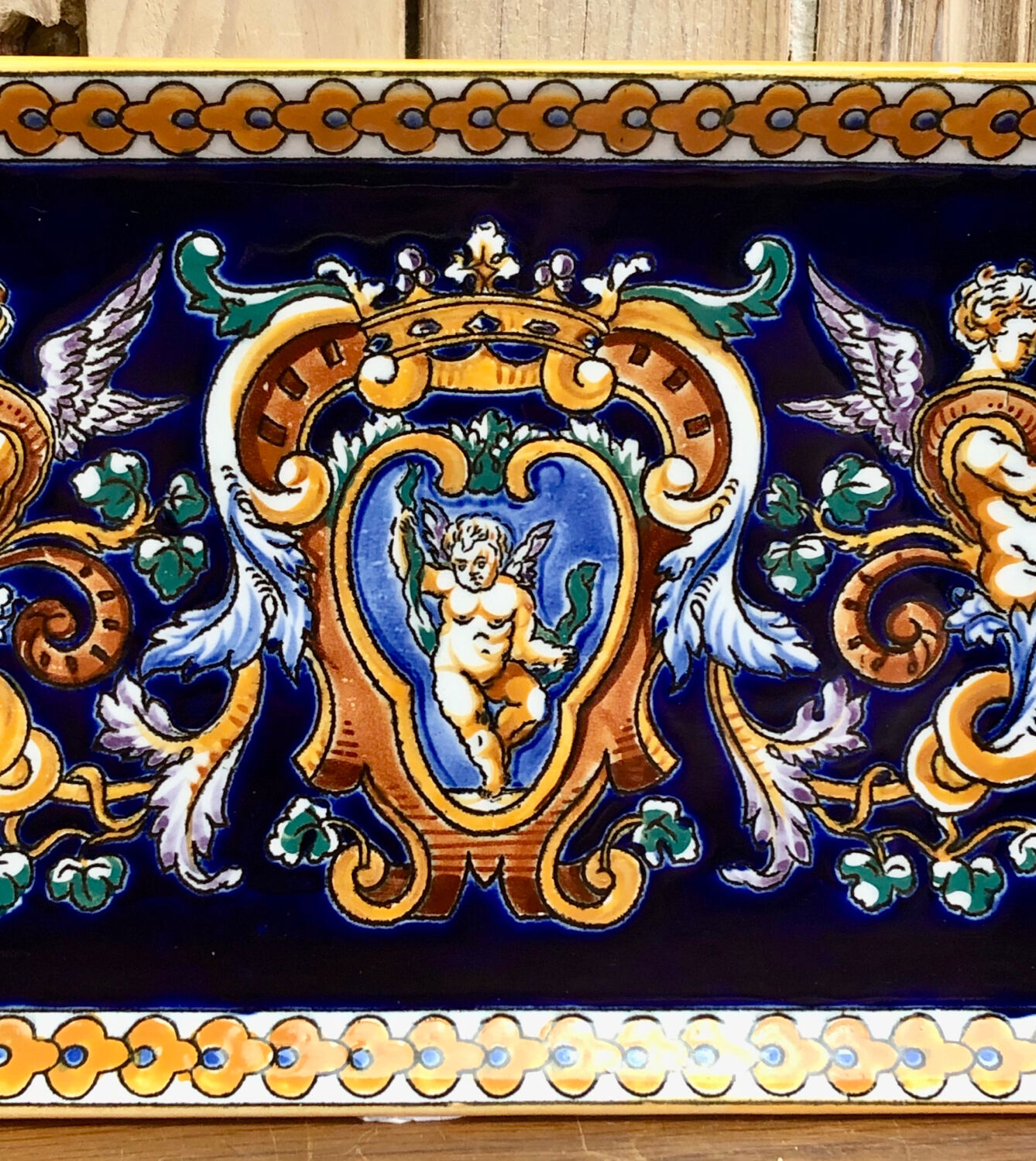 Cake dish cake Gien Renaissance blue background