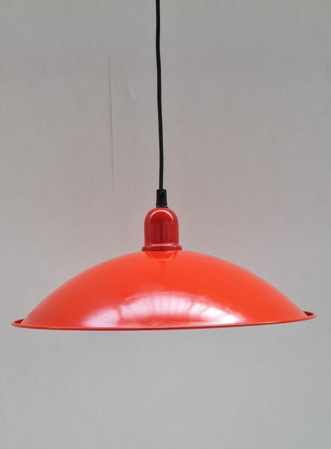 Enamelled sheet metal pendant light