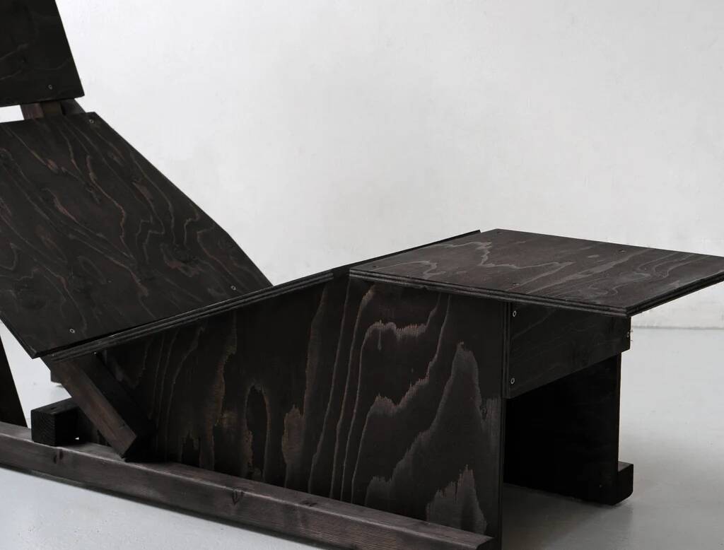 Chaise en contreplaqué '4PM Self Build' par Mass Productions / Aram