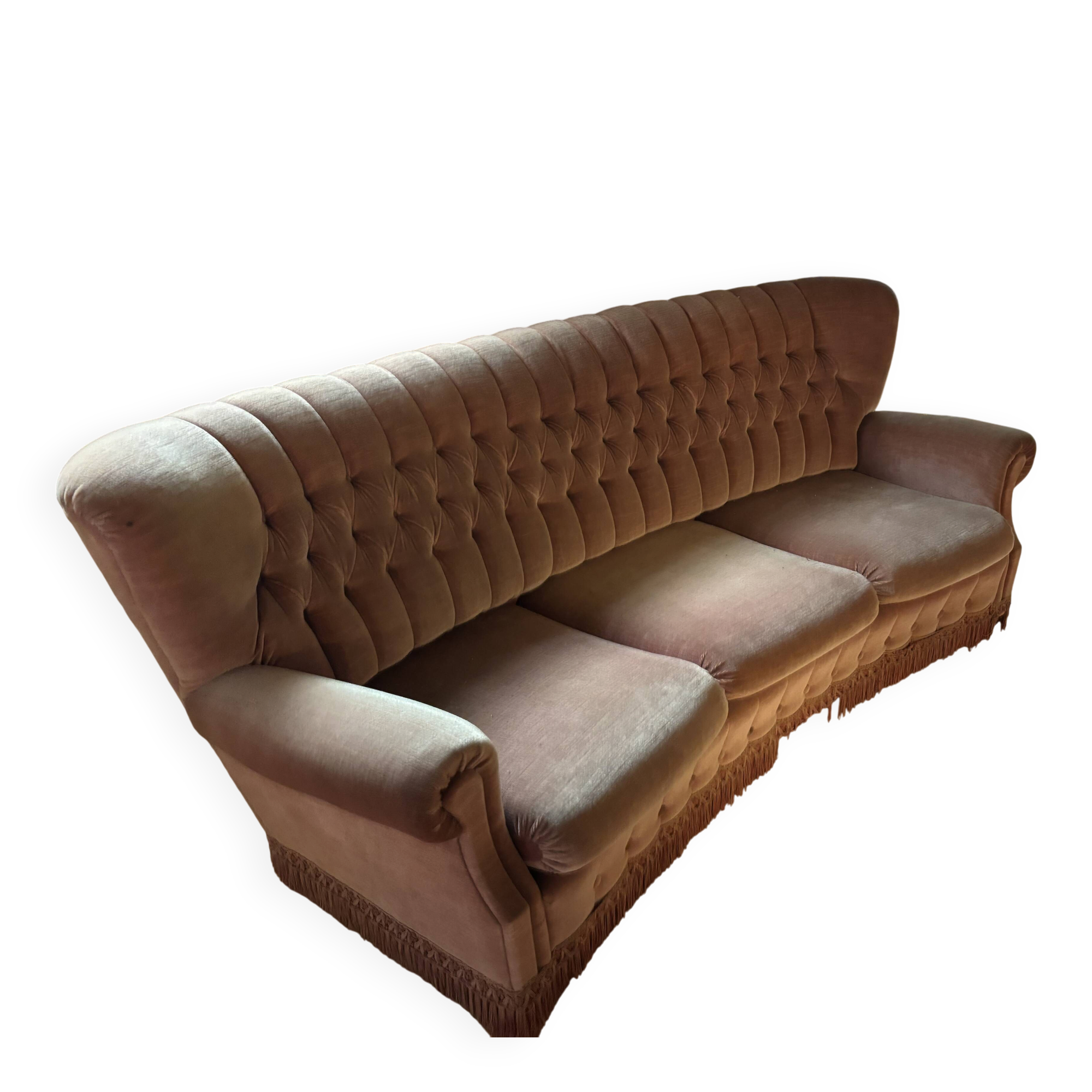 Living room with a three-seater sofa and two armchairs.