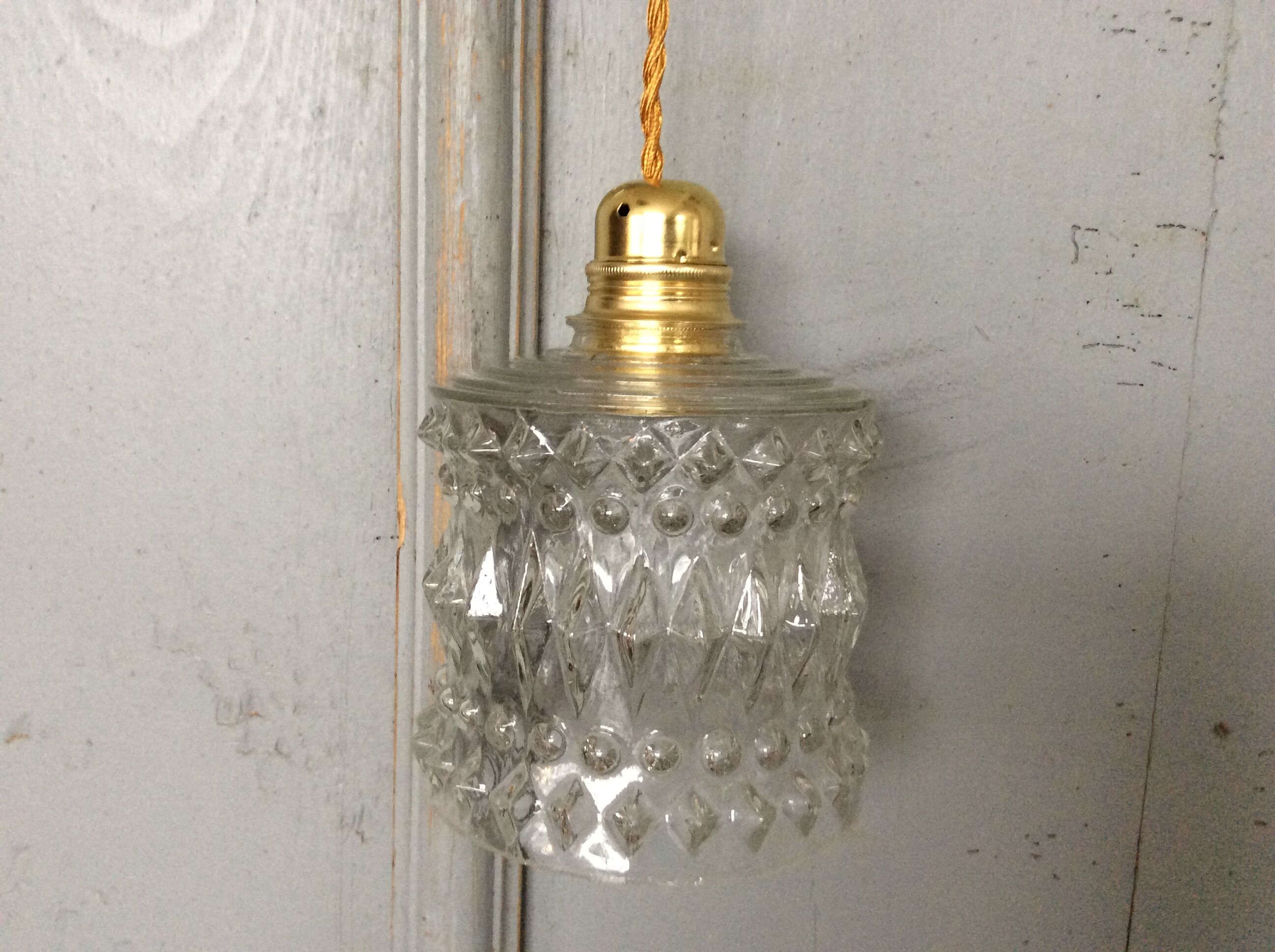 Glass globe suspension