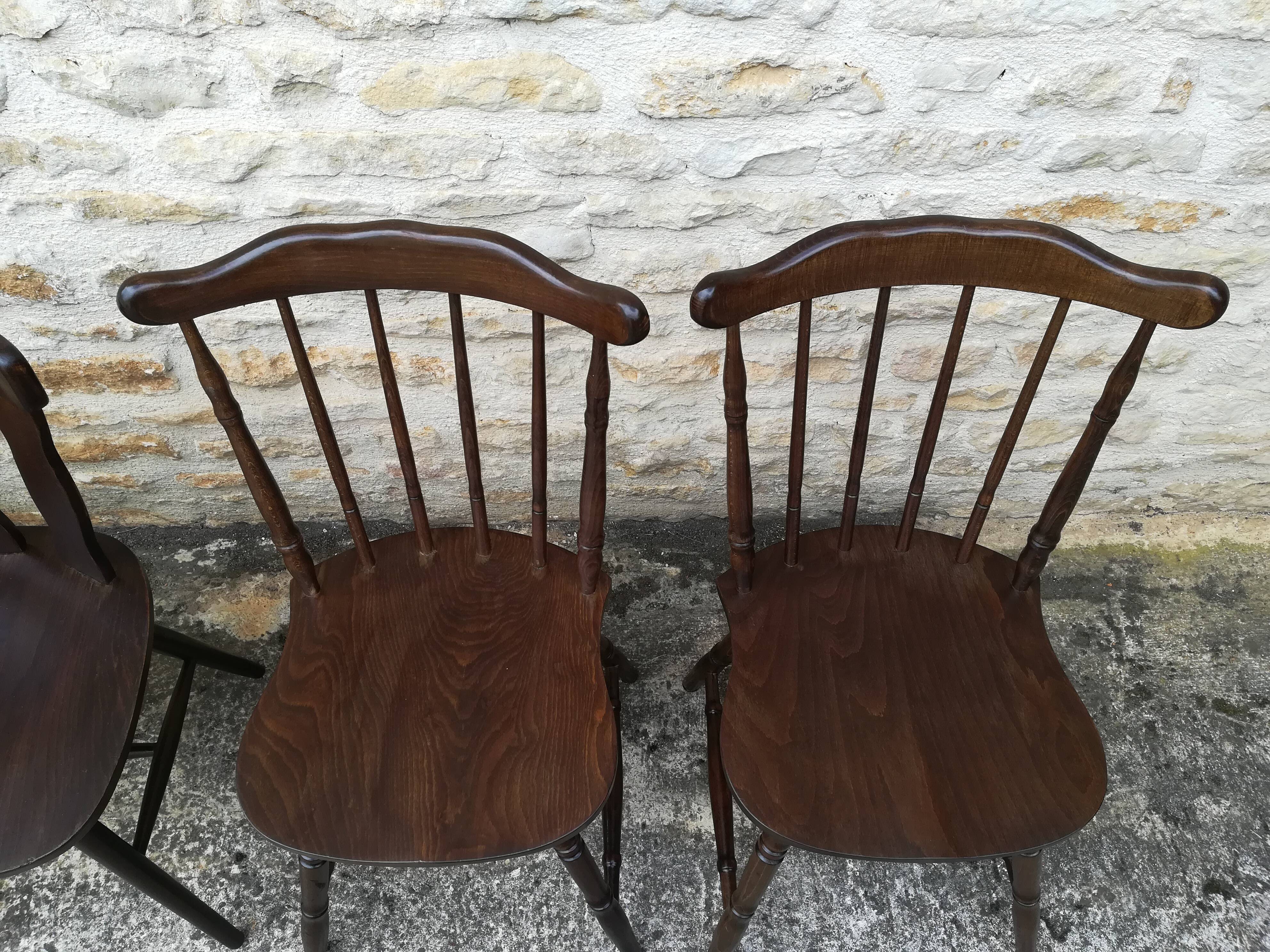 Chaises de bistrot dépareillées