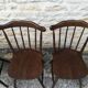 Chaises de bistrot dépareillées