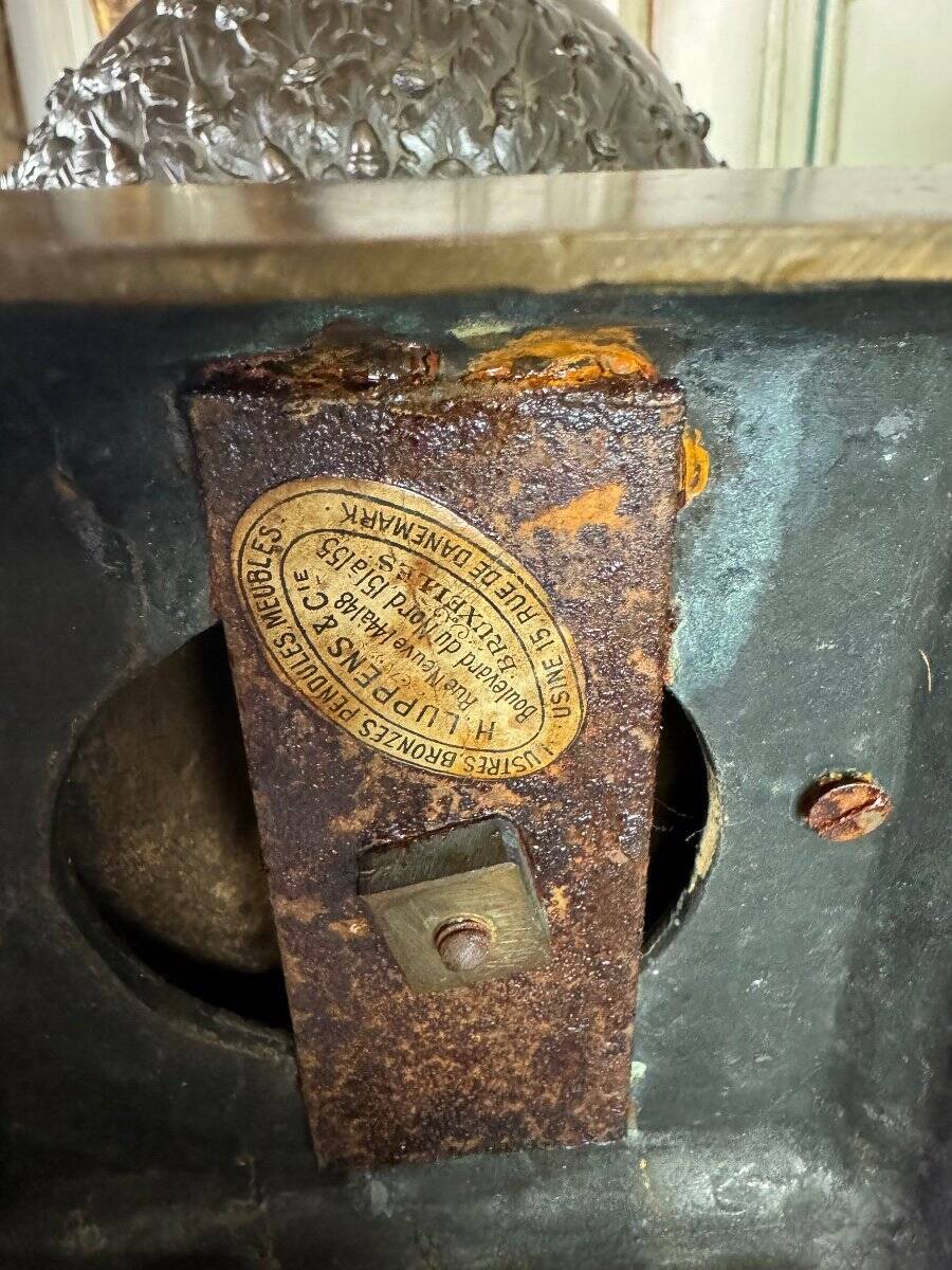 Patinated bronze vase with handles topped by bicéphalic busts, 19th century.