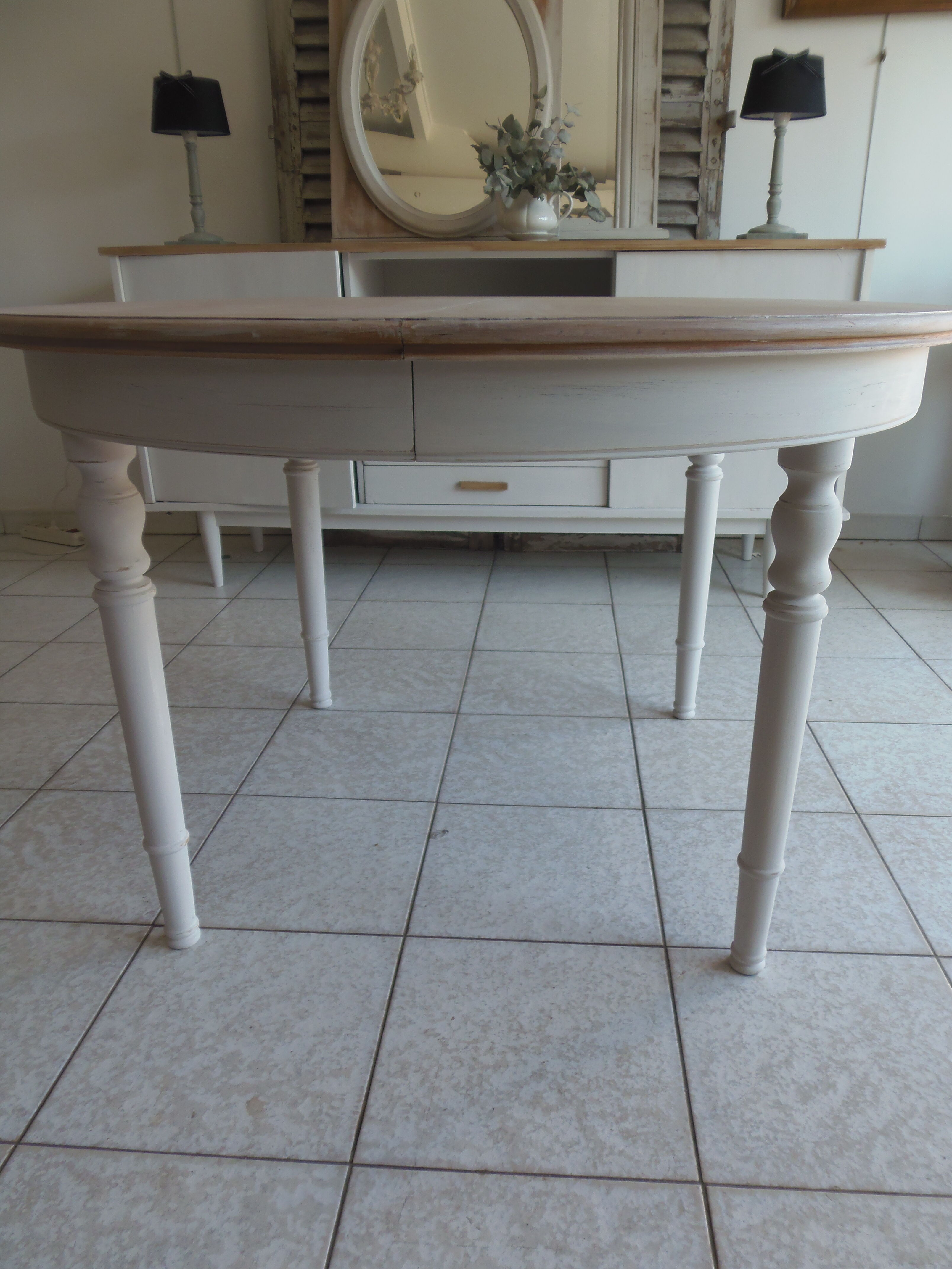 Round table with extensions