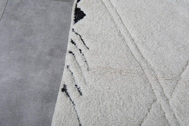 Handmade Moroccan Beni Ourain rug in cream white, 150/250cm