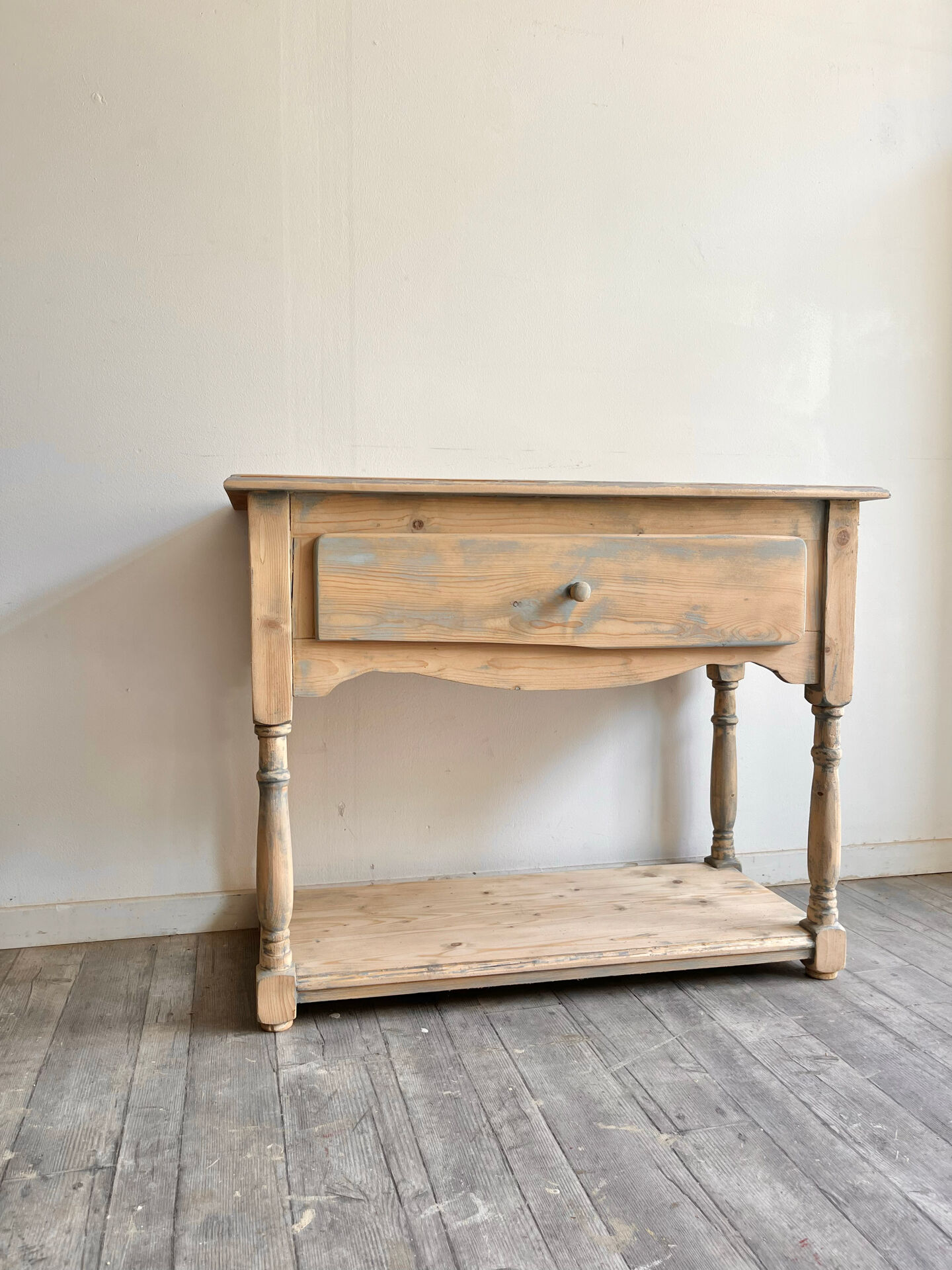 Petite console