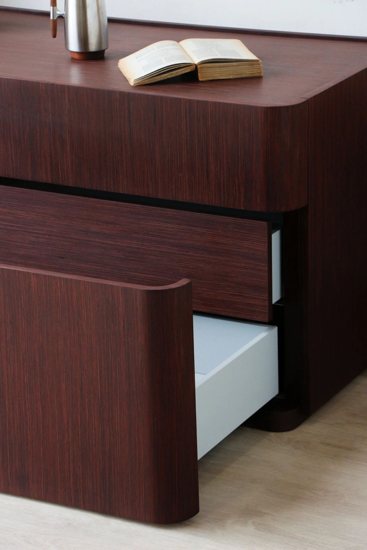 Commode italienne vintage en wengé – design 1970/80