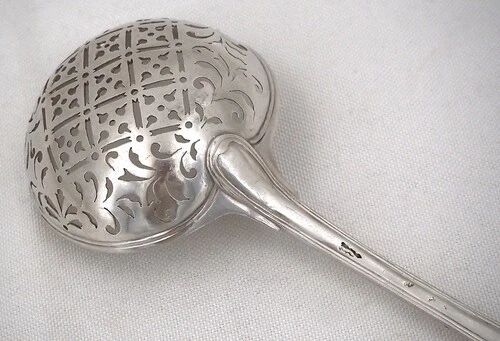 Silver sugar sifter from the 18th century, 23 cm, shell pattern, 106 g.