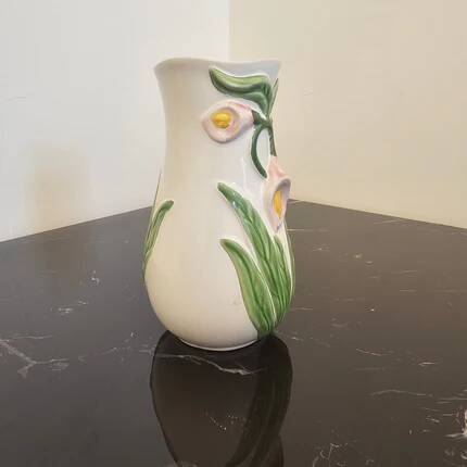 Vase in slipware with Arum flowers