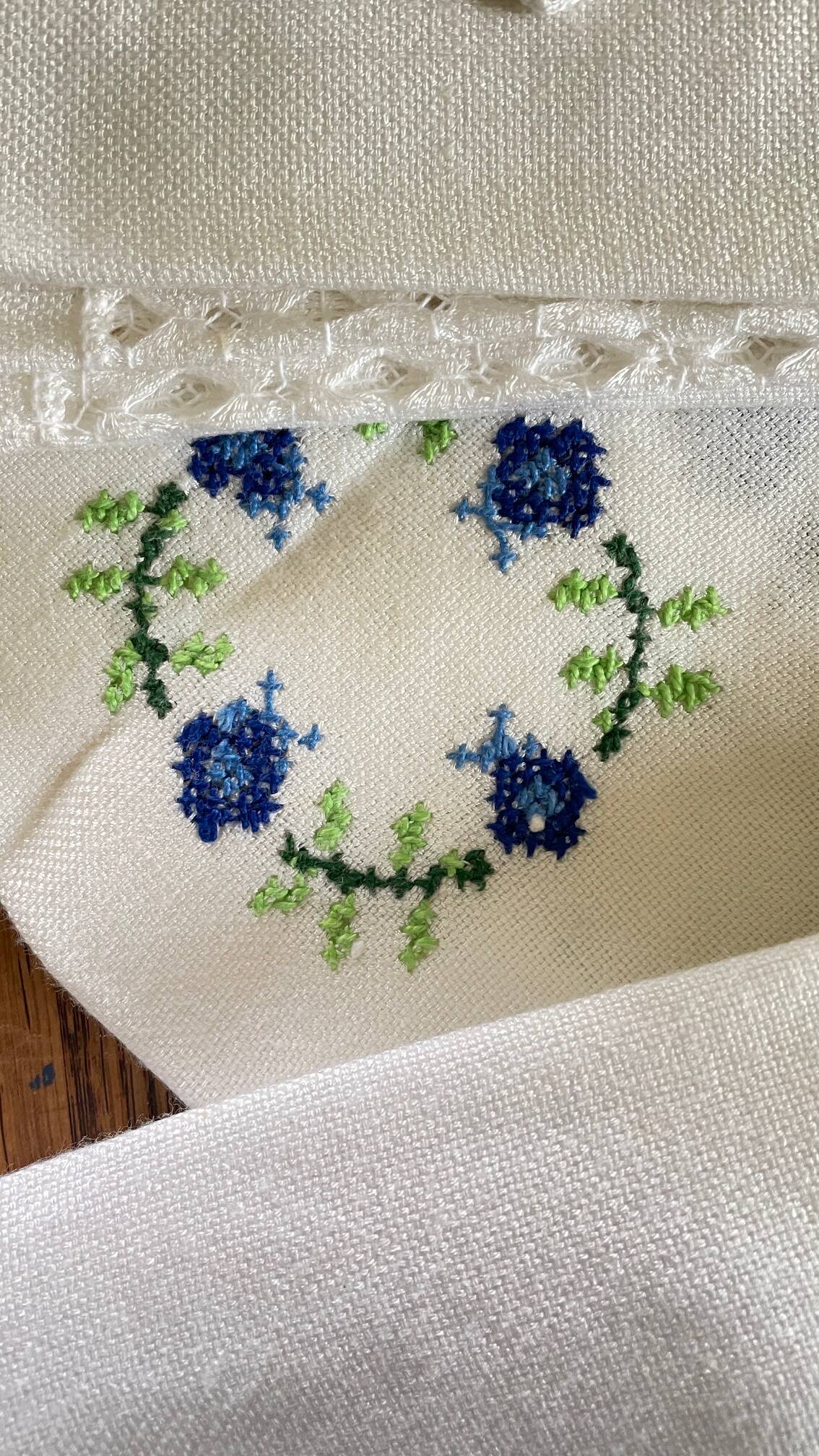 Embroidered tablecloth and 12 vintage napkins