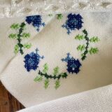 Embroidered tablecloth and 12 vintage napkins