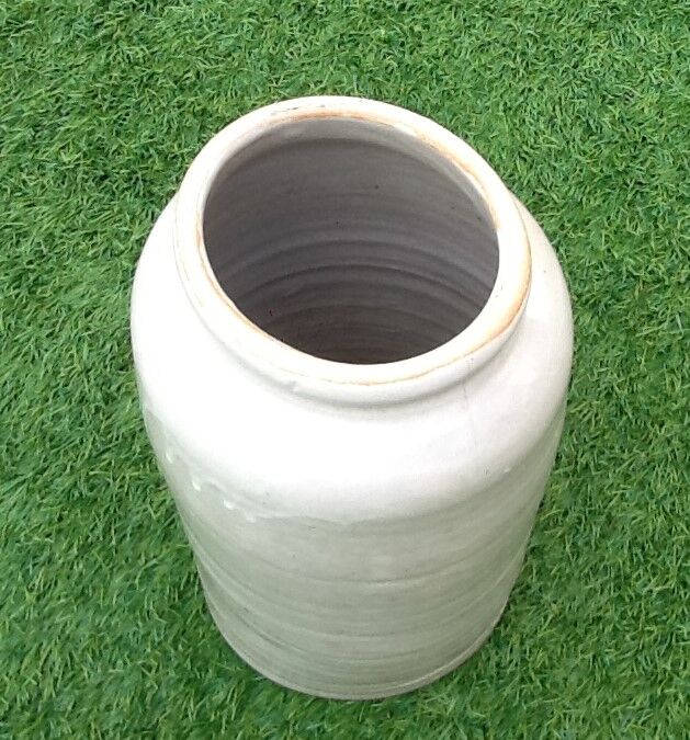 Model Old pot in varnished sandstone