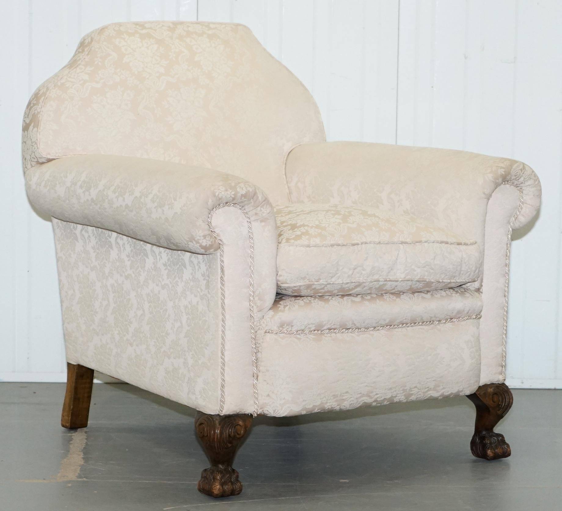 Victorian suite in damask, walnut frame, legs carved in lion's paw.