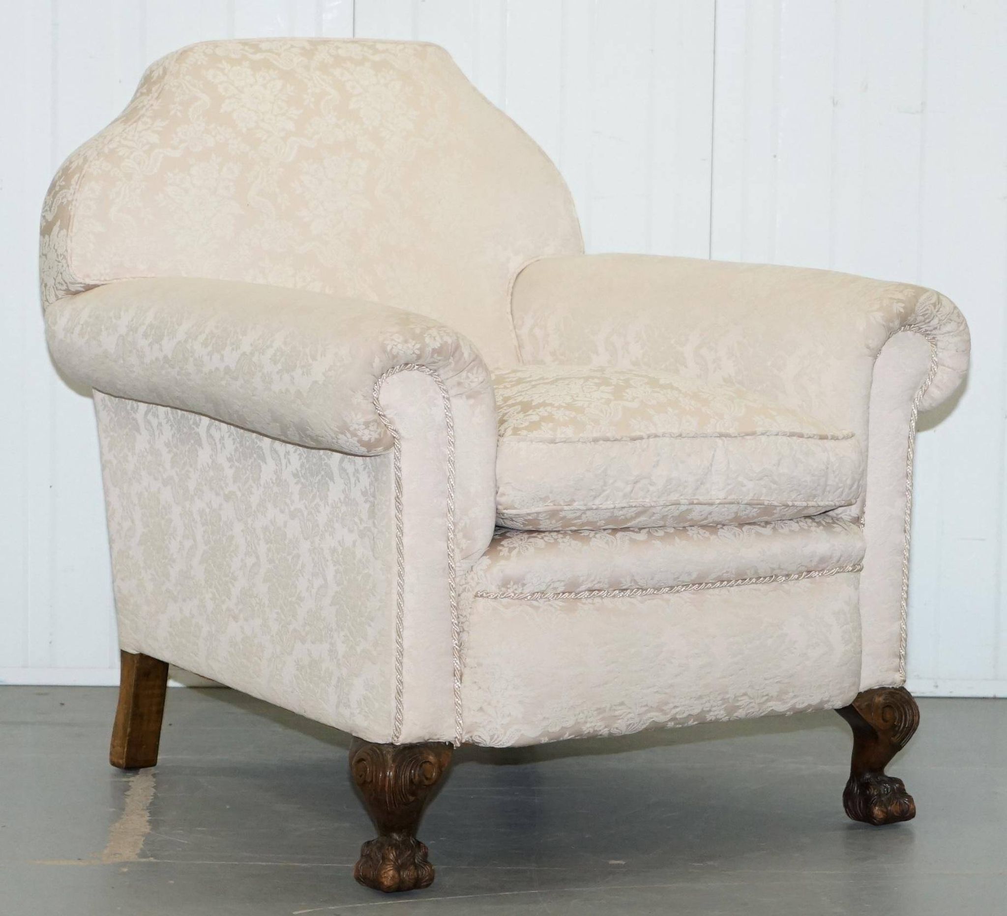 Victorian suite in damask, walnut frame, legs carved in lion's paw.