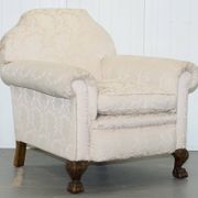 Victorian suite in damask, walnut frame, legs carved in lion's paw.