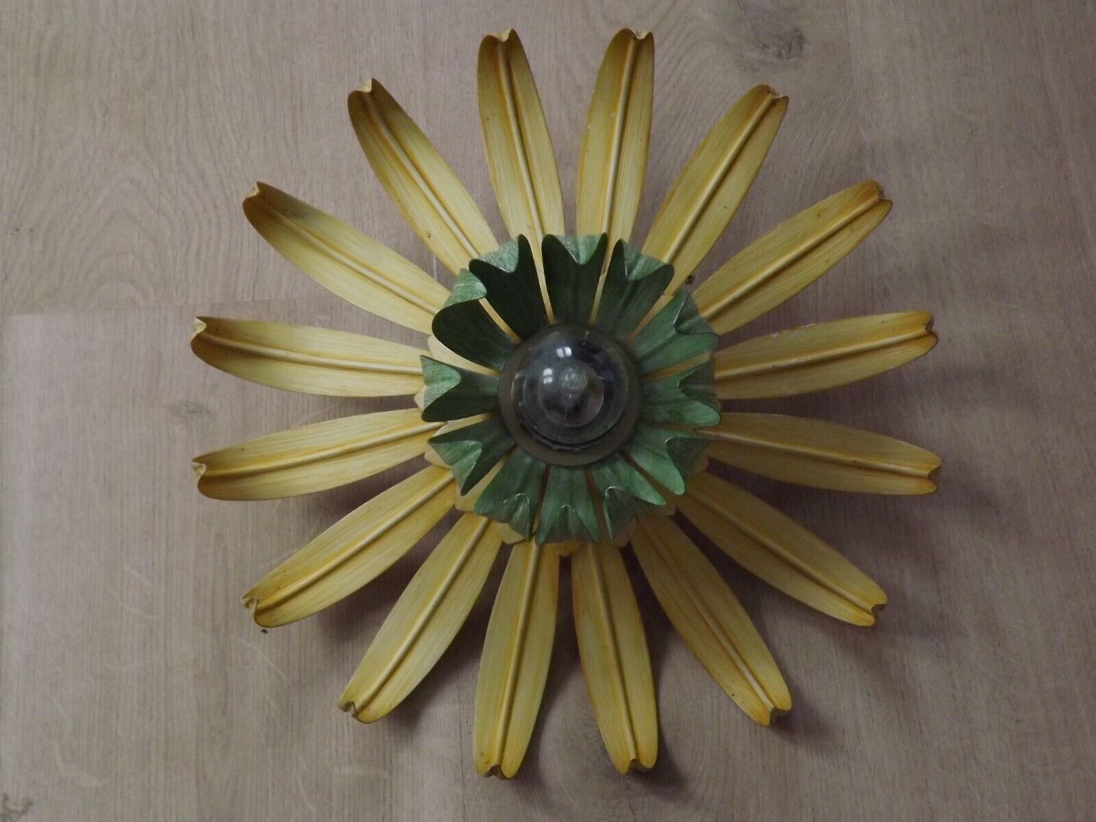 Ceiling light yellow &green leaves one central bulb