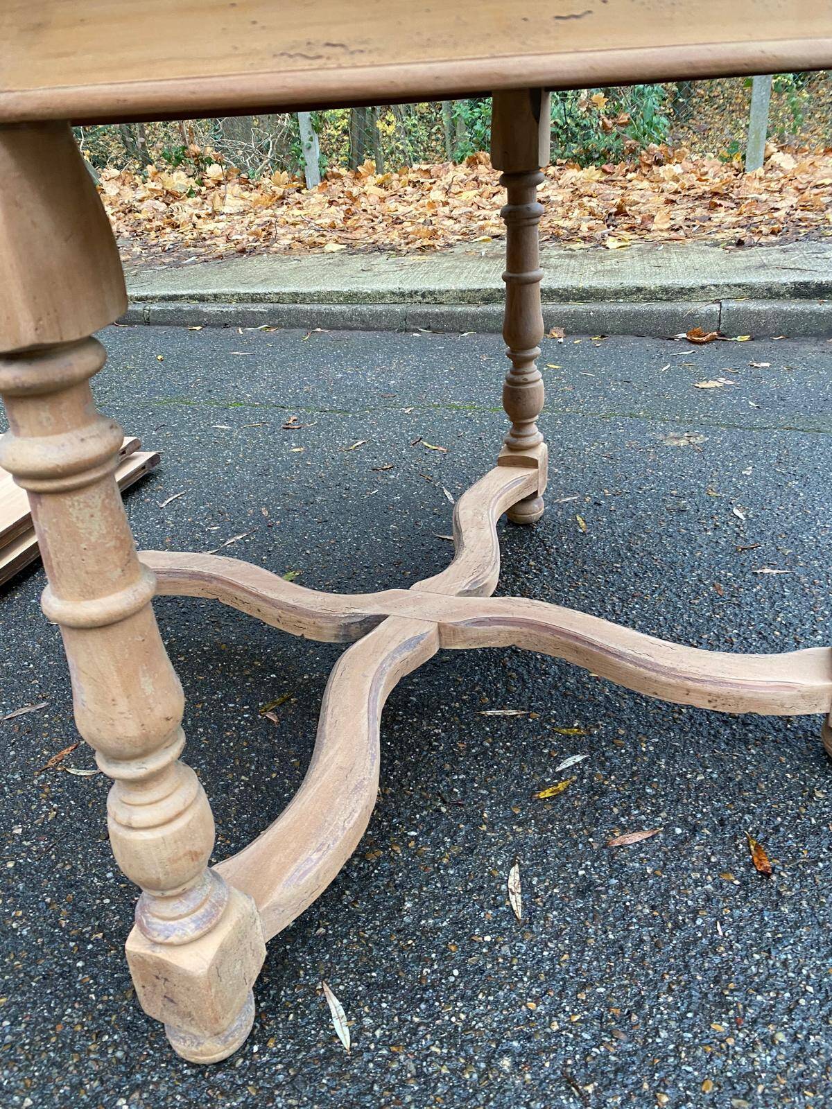 Extendable round farmhouse dining table restored in solid oak from the 19th century
