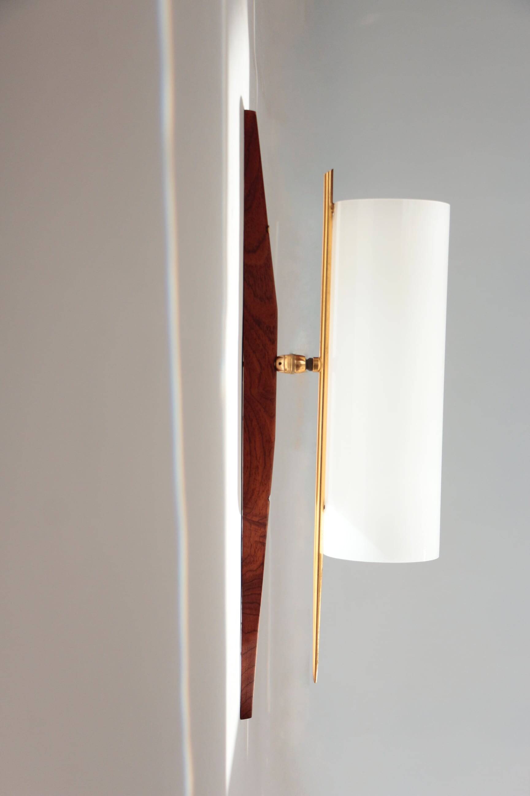 Modernist adjustable wall lights in teak and brass – 1950