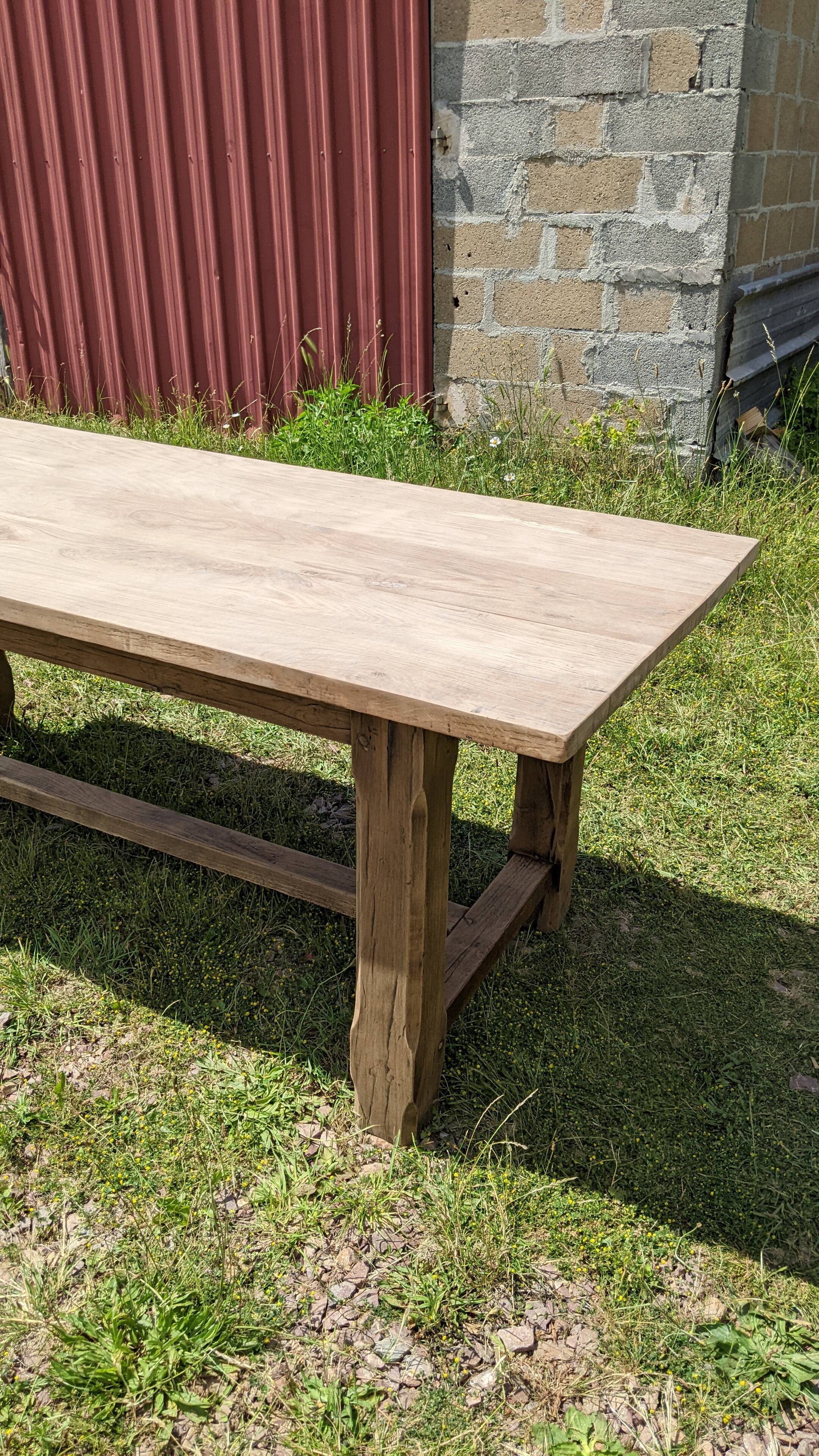 Old table in solid chene