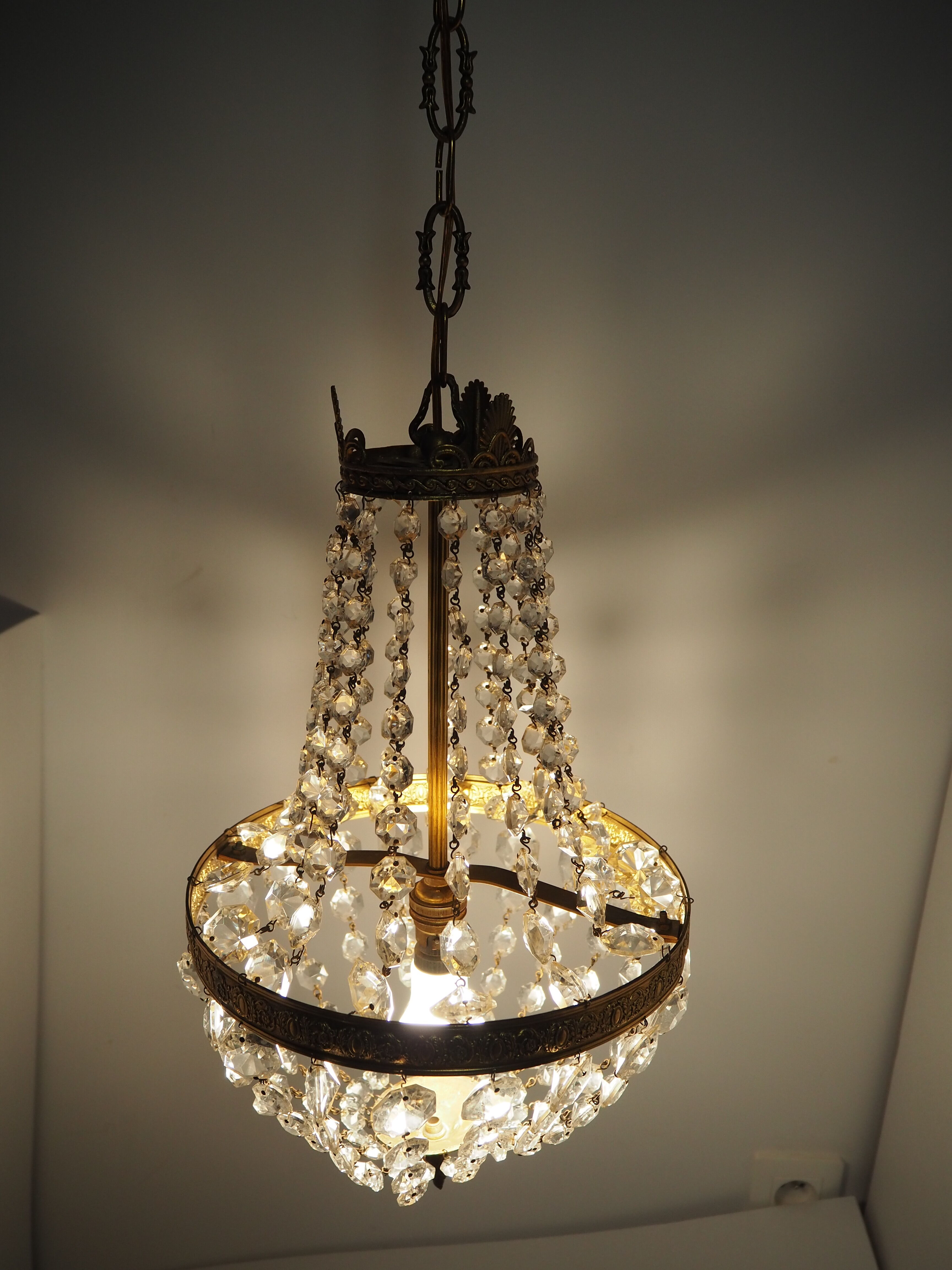Balloon chandelier with glasses and bronze pampilles