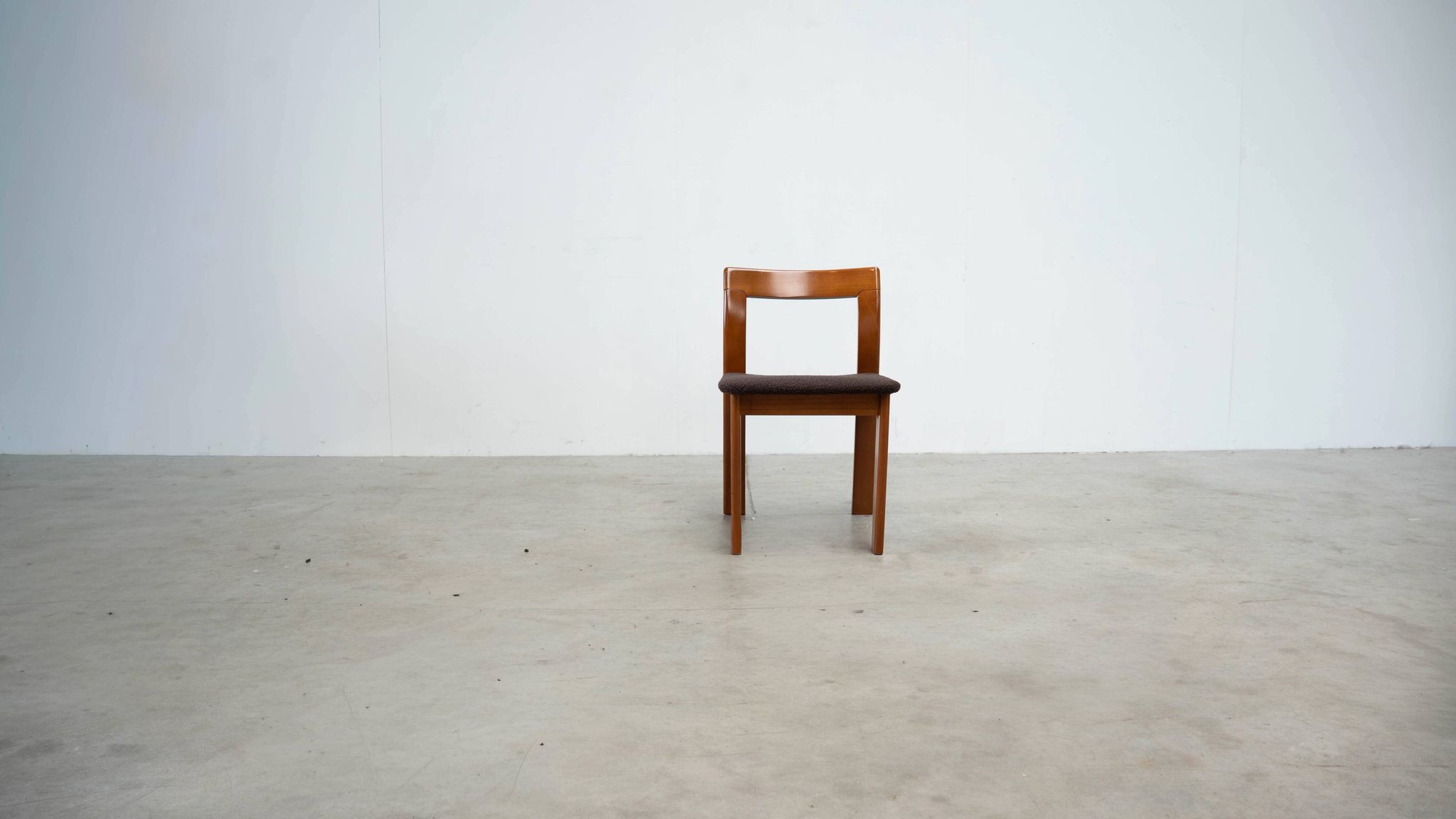 Set of six sculptural Italian dining chairs by Mobil Girgi