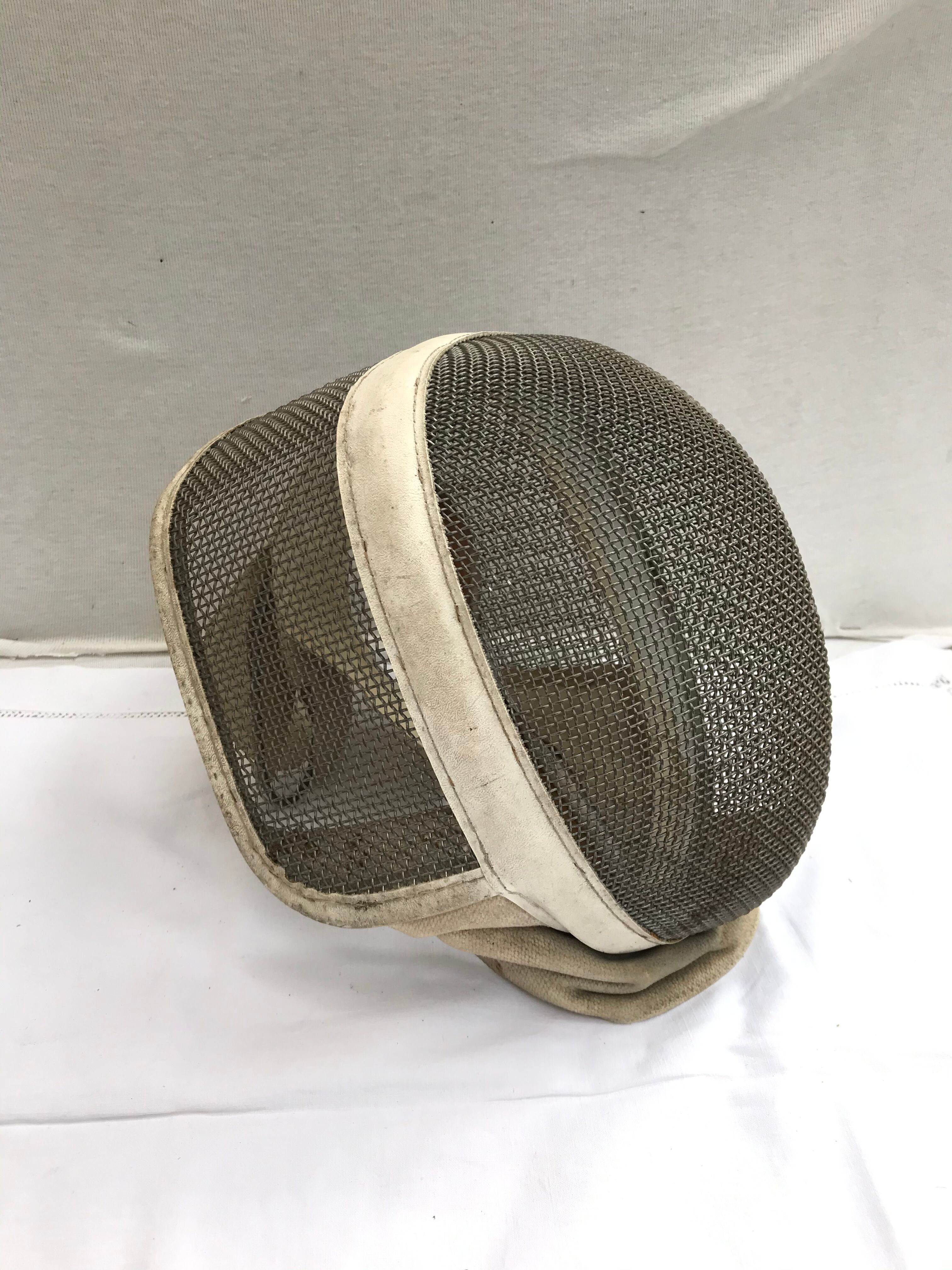 Former pair fencing fencing metal grid, white leather vintage sport