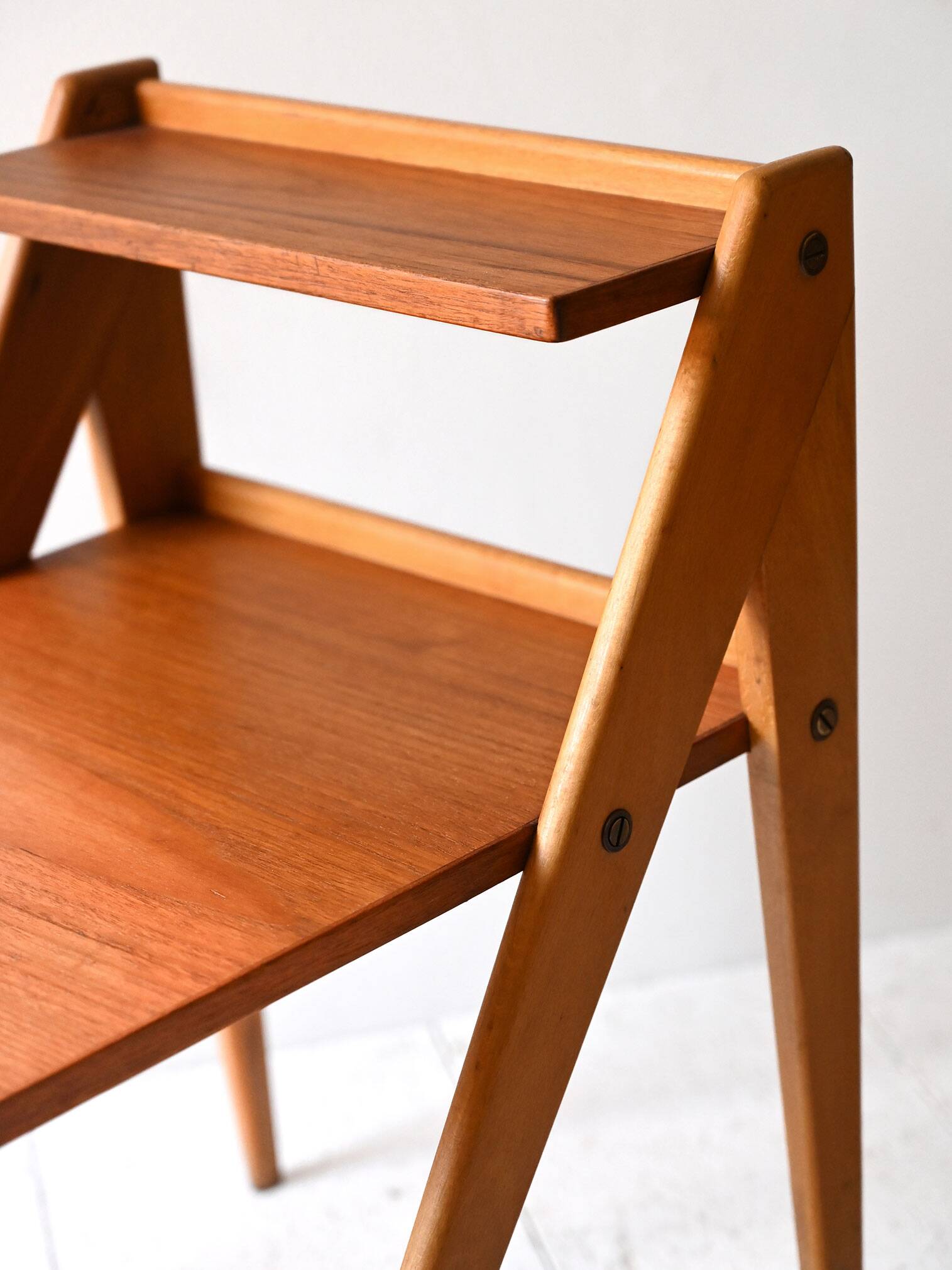 Paire de tables de chevet scandinaves en teck avec étagères des années 1960