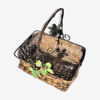 Panier ancien en osier décor feuilles de vigne et raisin