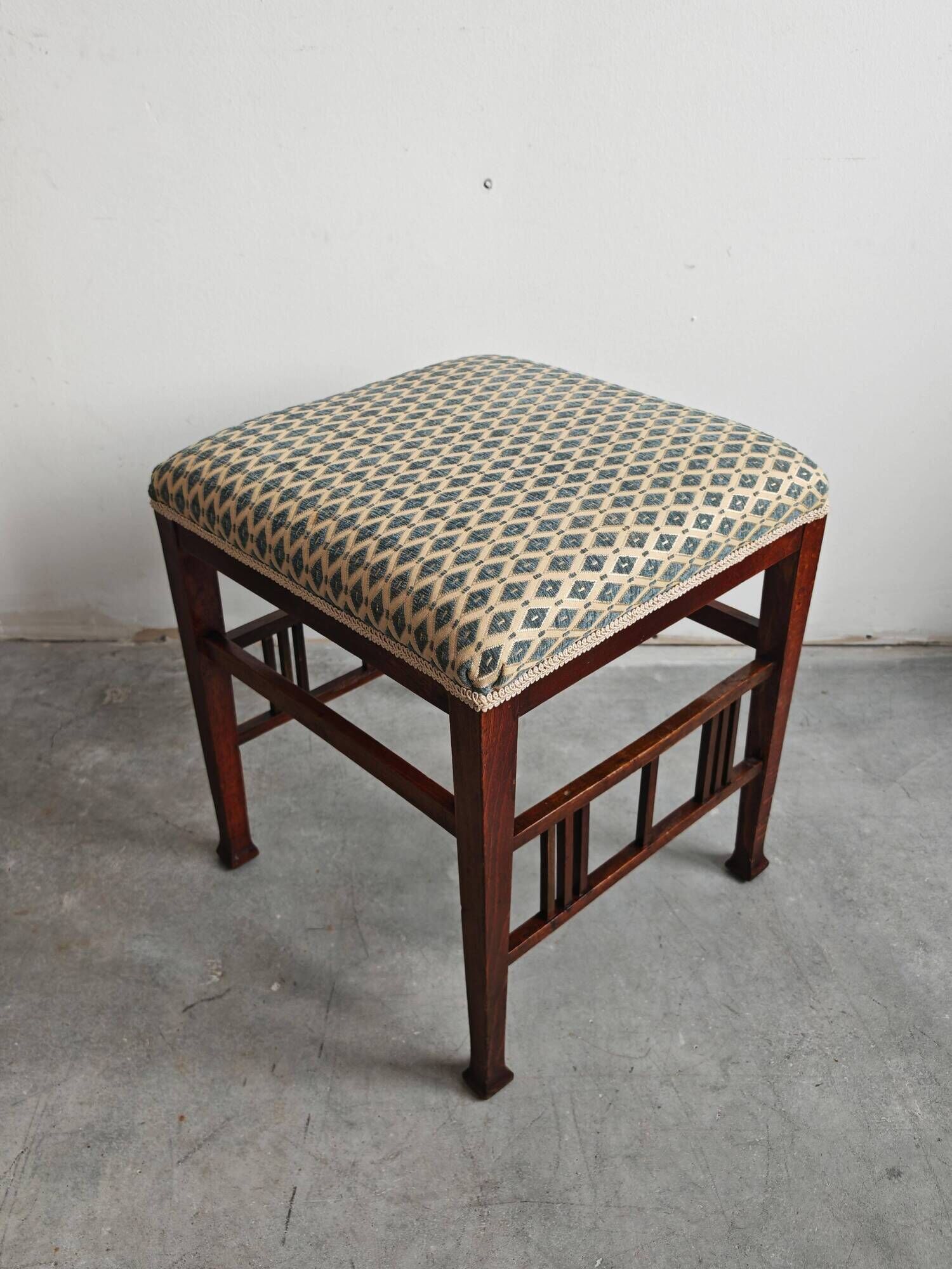Jugendstil stool in beech and mahogany attributed to Otto Wagner, 1910s.